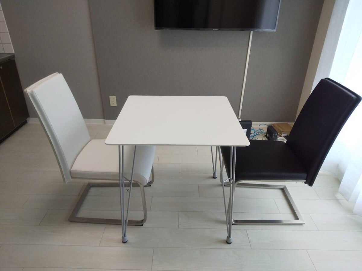 [302] Dining table