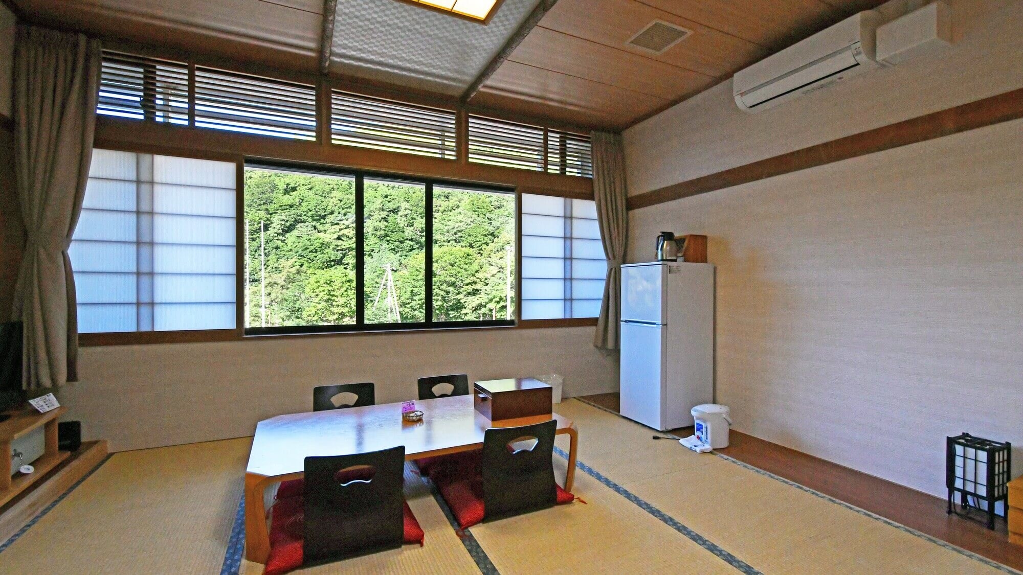 [Relaxed Japanese-style room Sazanami] A spacious 17.5 tatami room. From the large windows, you can enjoy the view of the abundant nature.