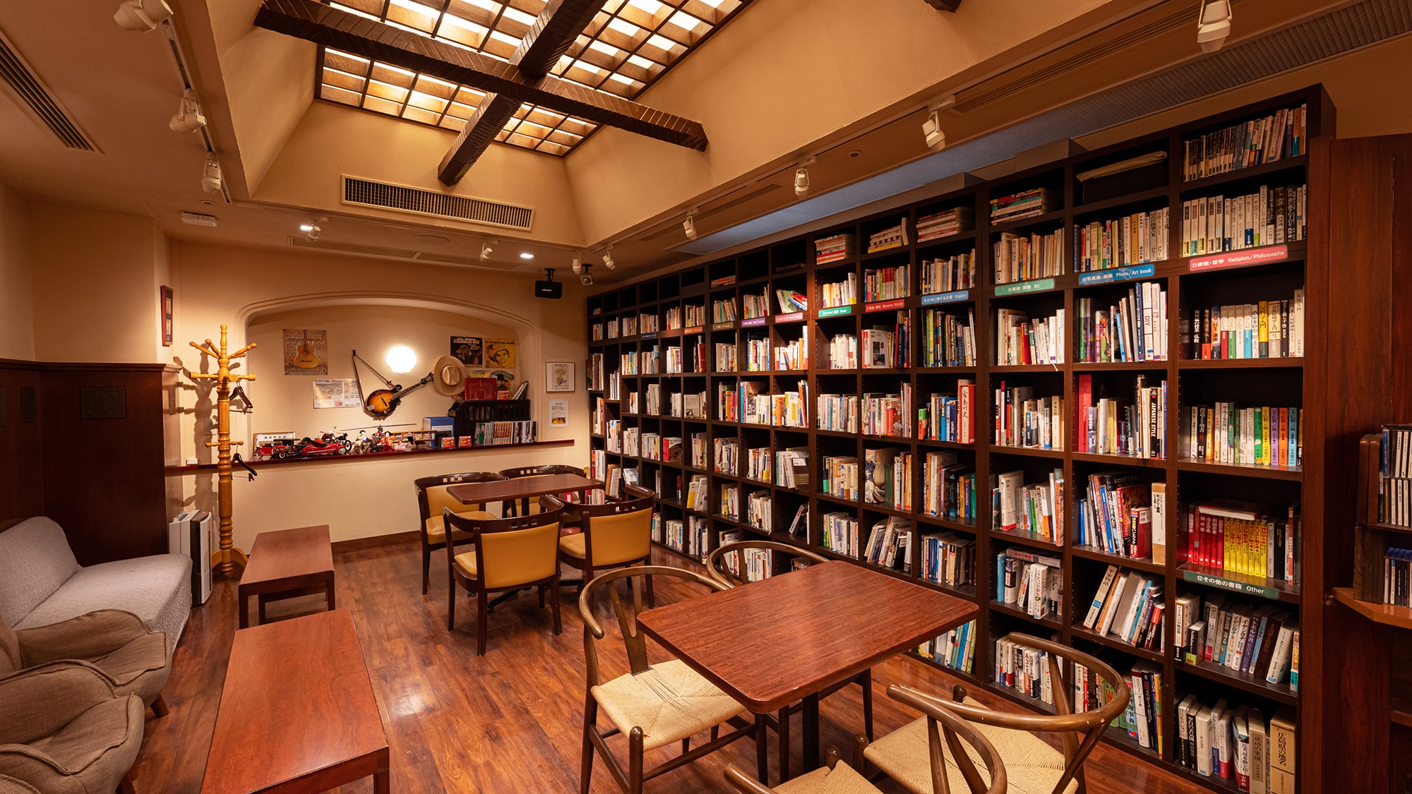 [Book Cafe] Reading while traveling is a special experience.