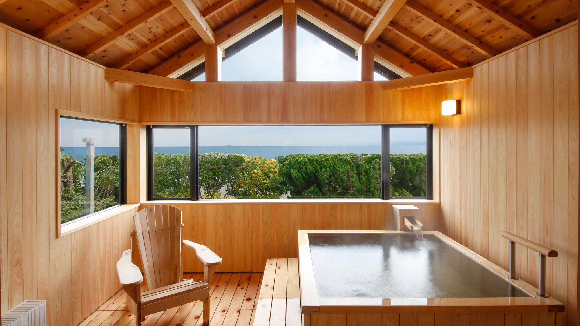 A powerful ocean view seen from a large window next to the private bath "Shinonome".