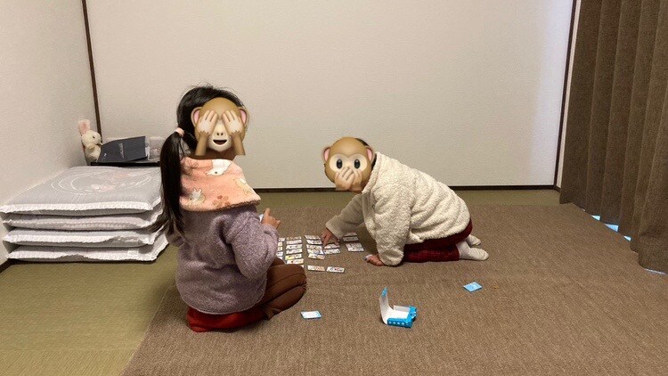 Kami sedang bermain karuta di rumah trailer.