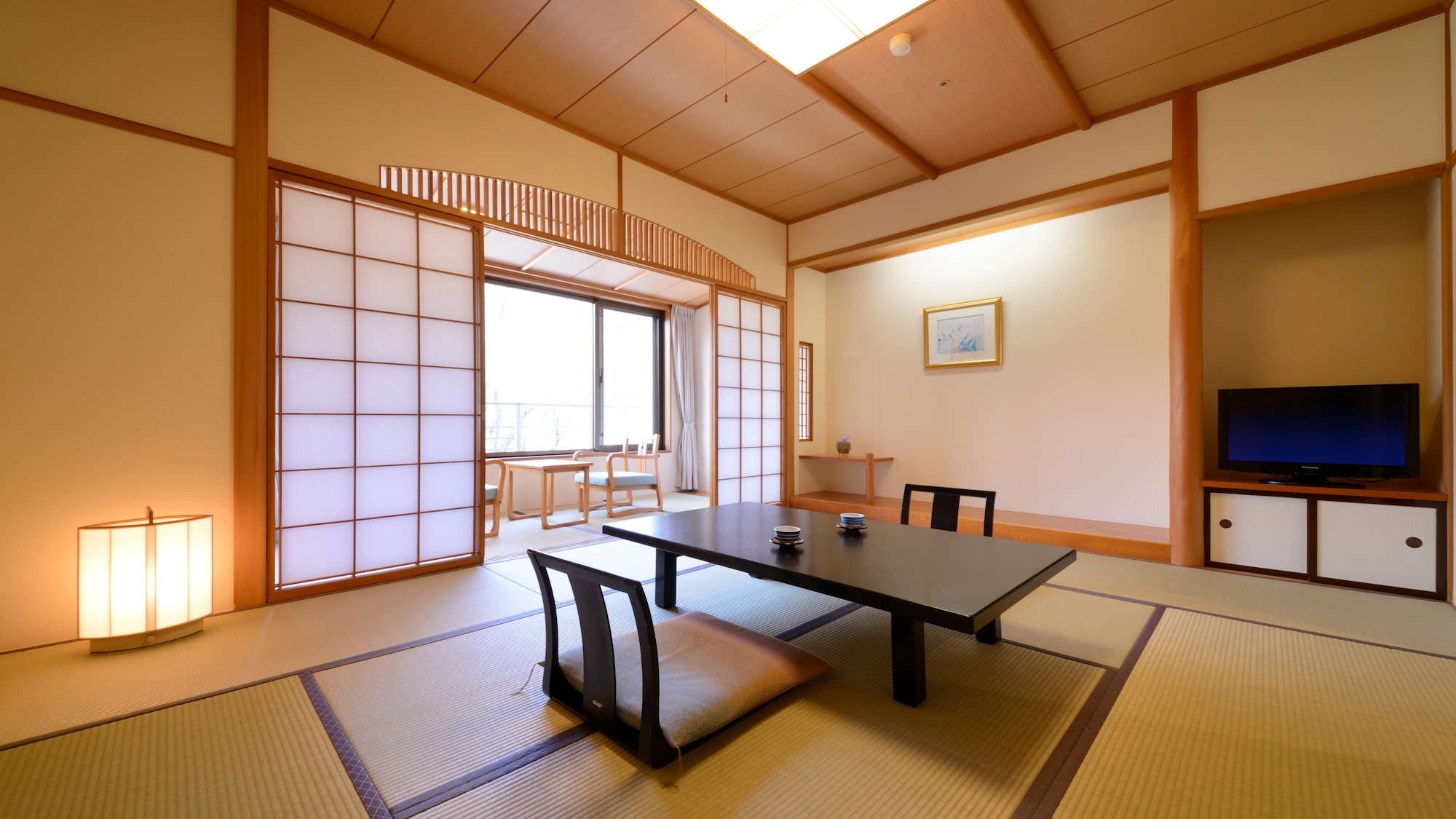 Japanese style room. Please spend a relaxing time surrounded by the scent of rush in the Sukiya-zukuri style of traditional Japanese architecture.