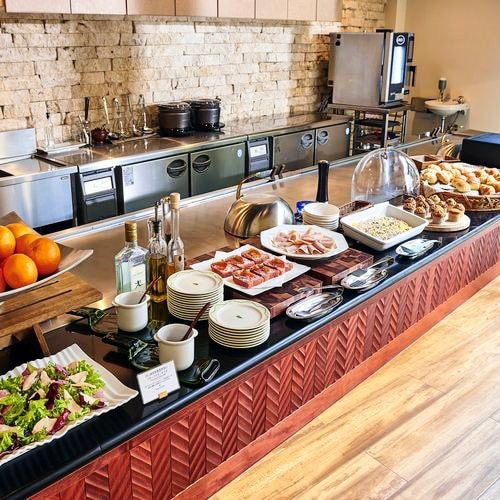 [Breakfast] Made-to-order buffet/Prepared dishes including fresh vegetables and natural yeast bread *Image for illustration purposes