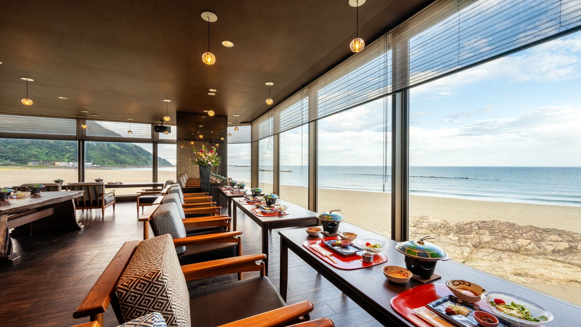[Restaurant] A restaurant surrounded by the sea! Enjoy the spectacular ocean views while you dine!