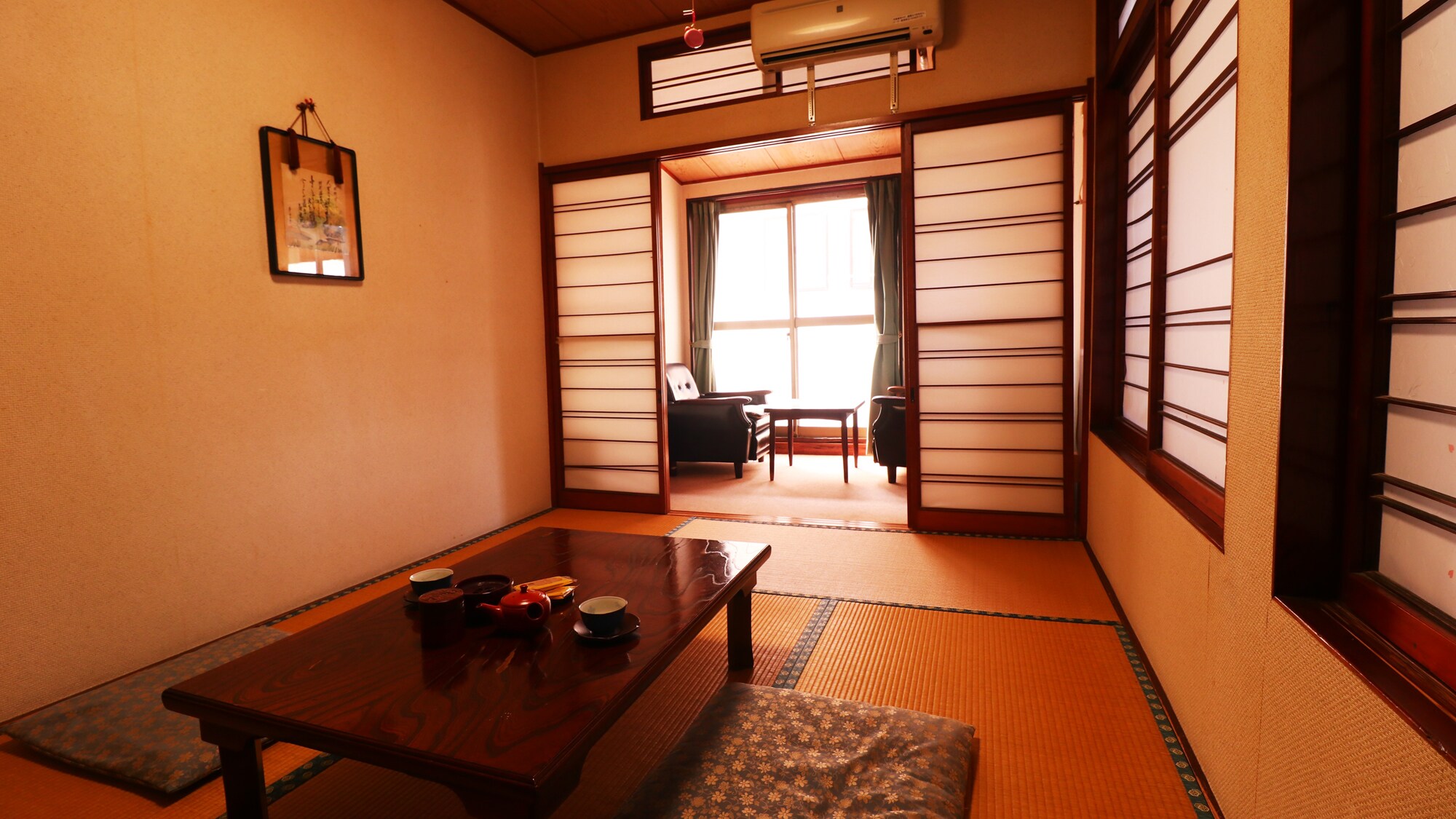 ■ [Main building, example of a guest room] A Japanese-style room facing the hot spring town. Stretch your legs out on the tatami mats and relax.