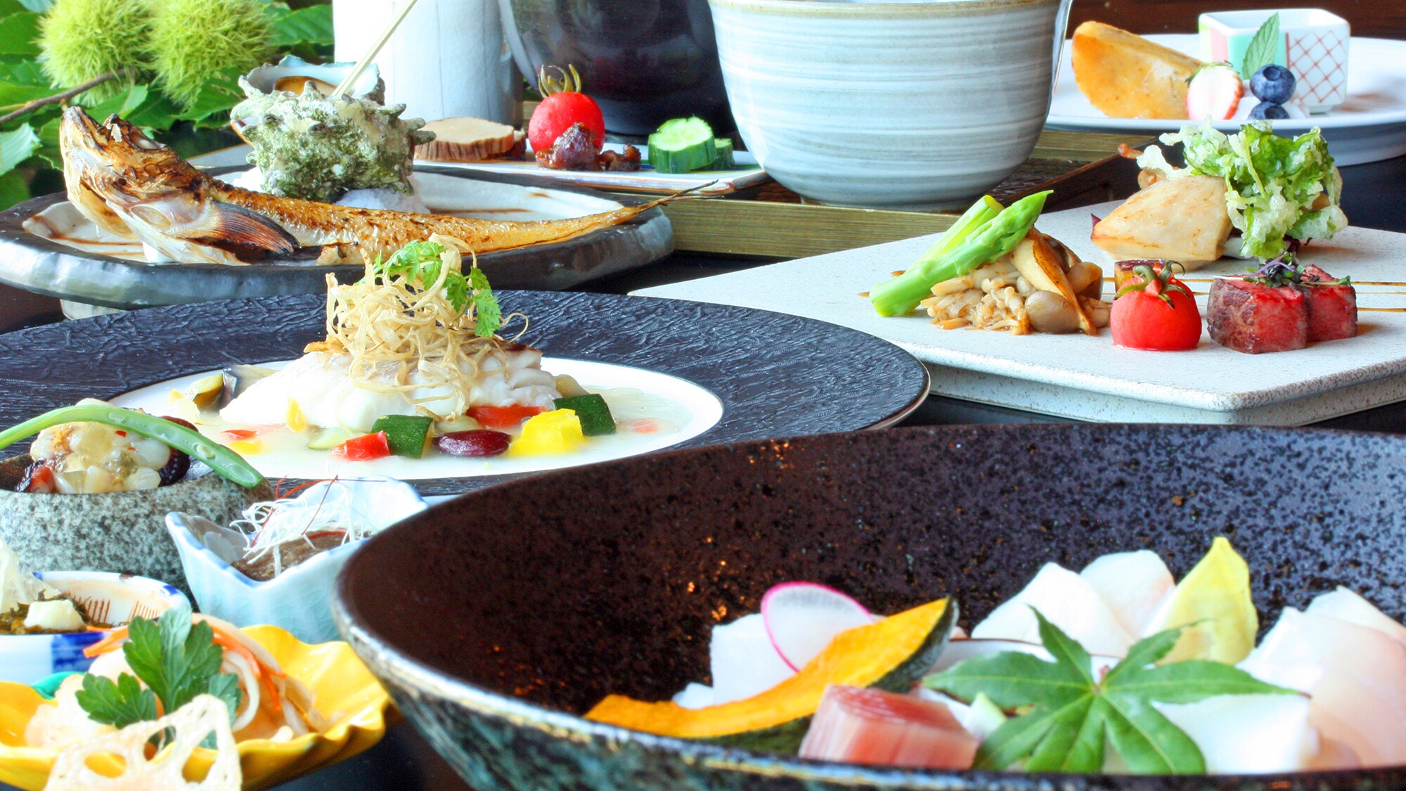 Enjoy a Japanese-style course meal with autumn flavors, as well as our specialty stone-grilled and charcoal-grilled dishes