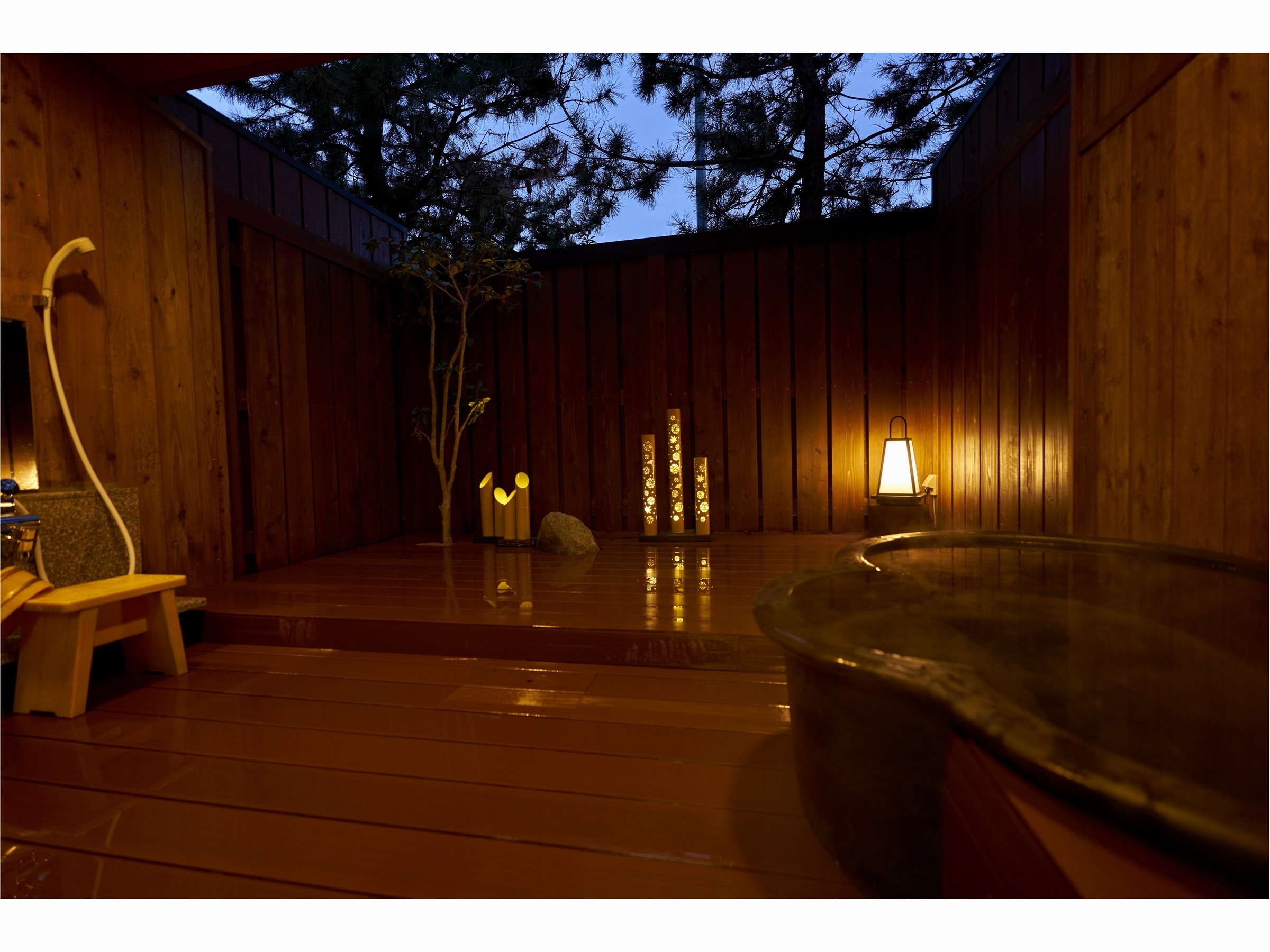 Japanese-style room with open-air bath: Enjoy the open-air bath at the source without hesitation!