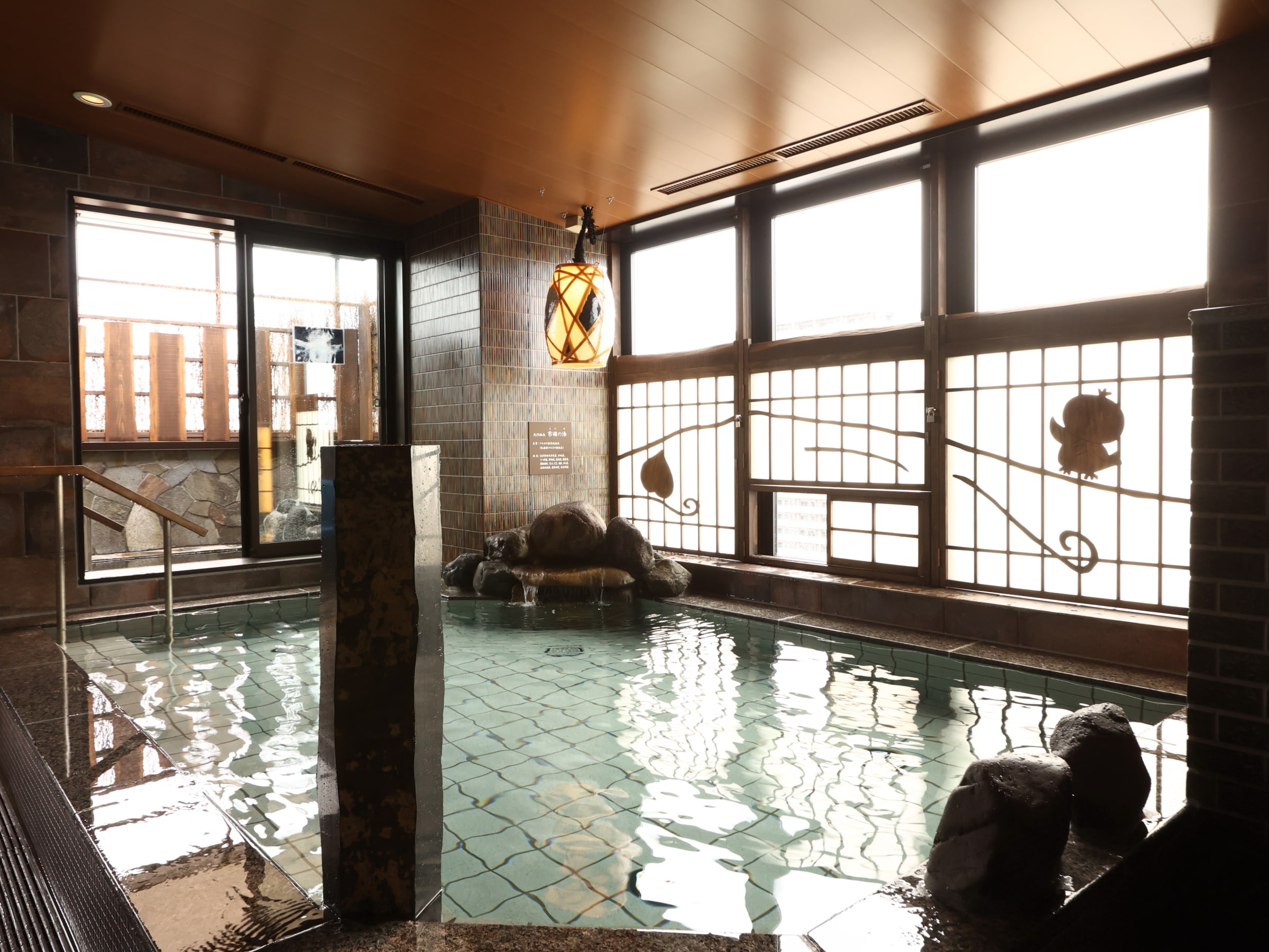 ■ [บ่อน้ำพุร้อนธรรมชาติขนาดใหญ่] ห้องอาบน้ำในร่มสำหรับผู้ชาย