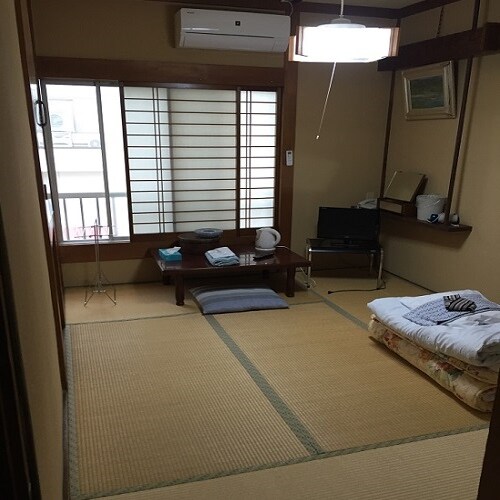 This is an example of a Japanese-style room with 6 tatami mats.