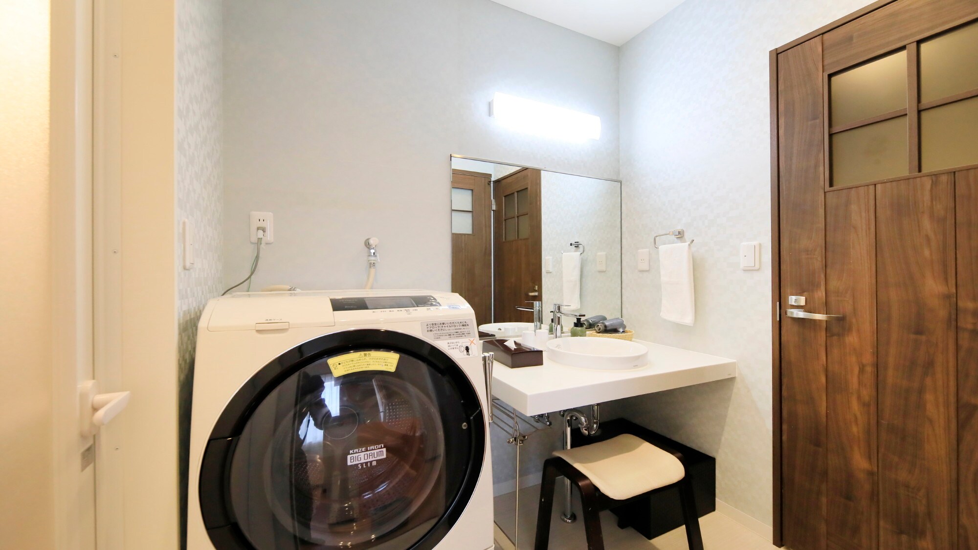 [Standard room example] Equipped with a sink, washing machine, and bathroom. Enjoy your stay as if you were living in a home.