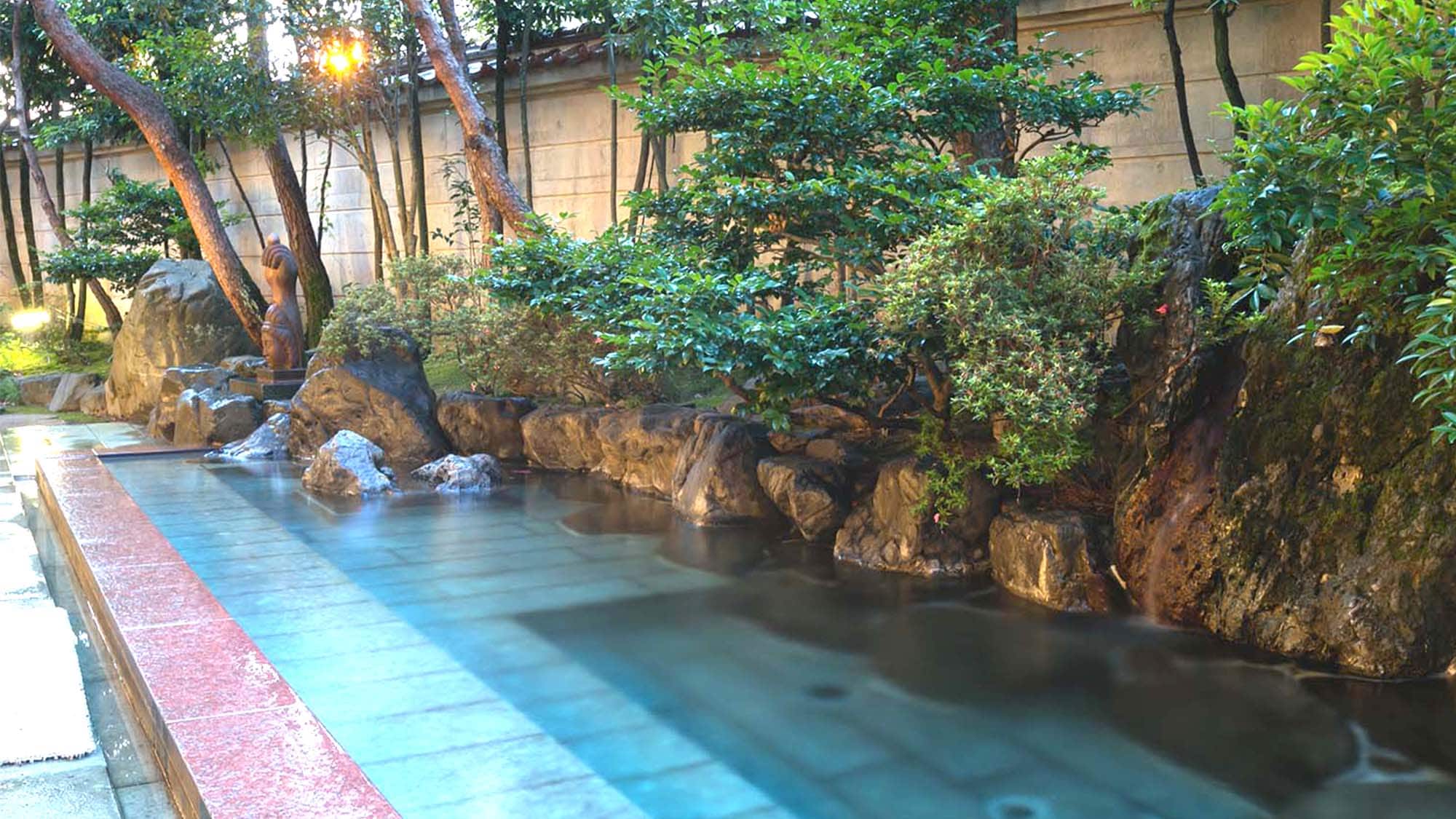 [Toyoake] Men's open-air bath. Please enjoy the highly effective hot water that has been springing up since 1300.