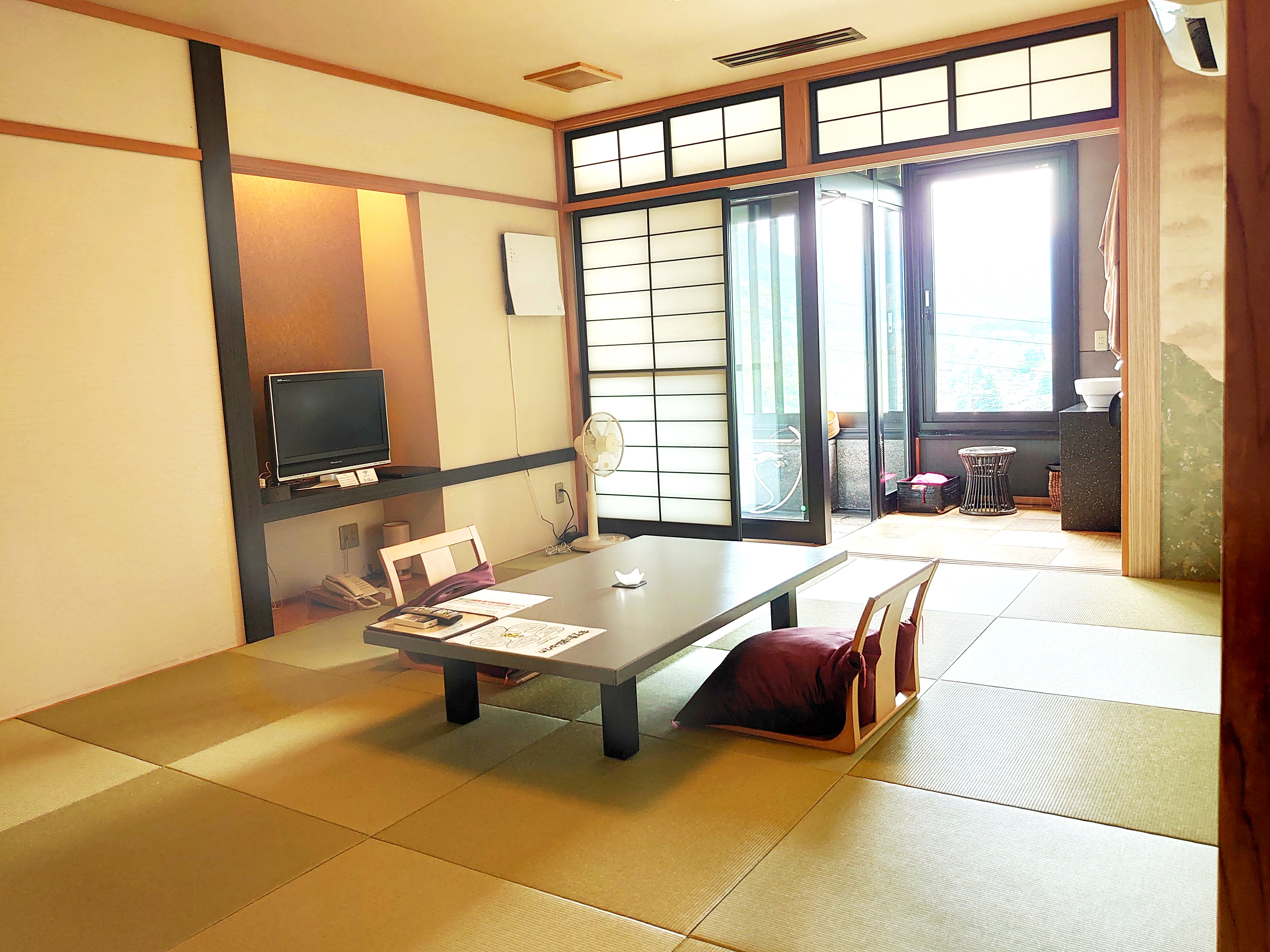 2nd floor: Guest room with open-air bath "208 Yuka"