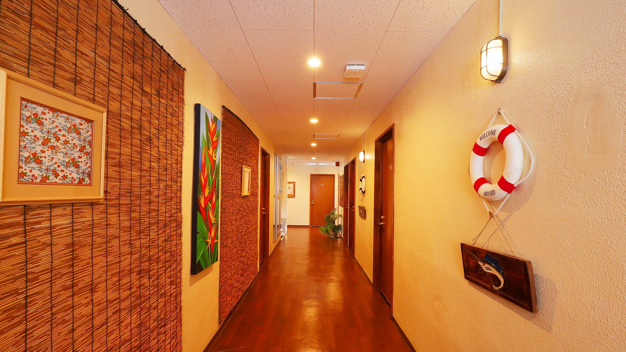 [Image of the building] Feel the tropical atmosphere even inside the building.