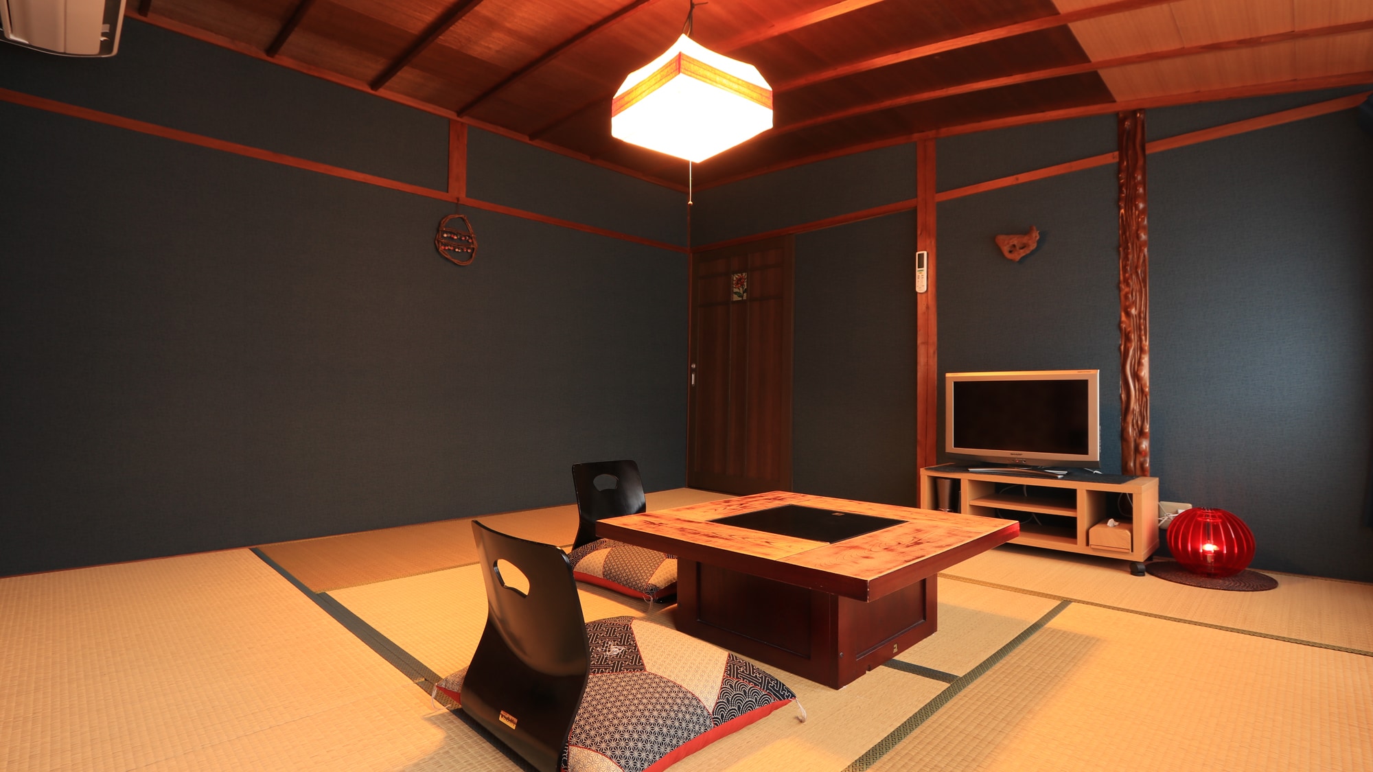 The wallpaper has also been renewed [Retro Japanese-style room 8 tatami mats]