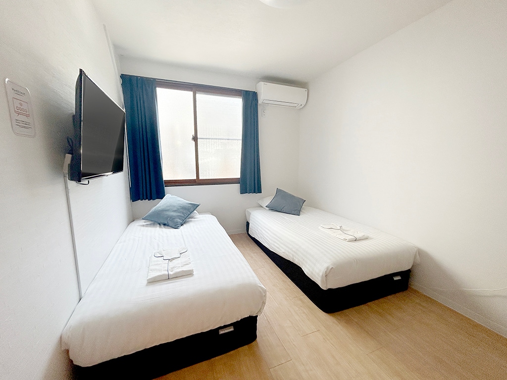 ・[101-104 Twin] Each room is equipped with individual air conditioning and a flat-screen TV