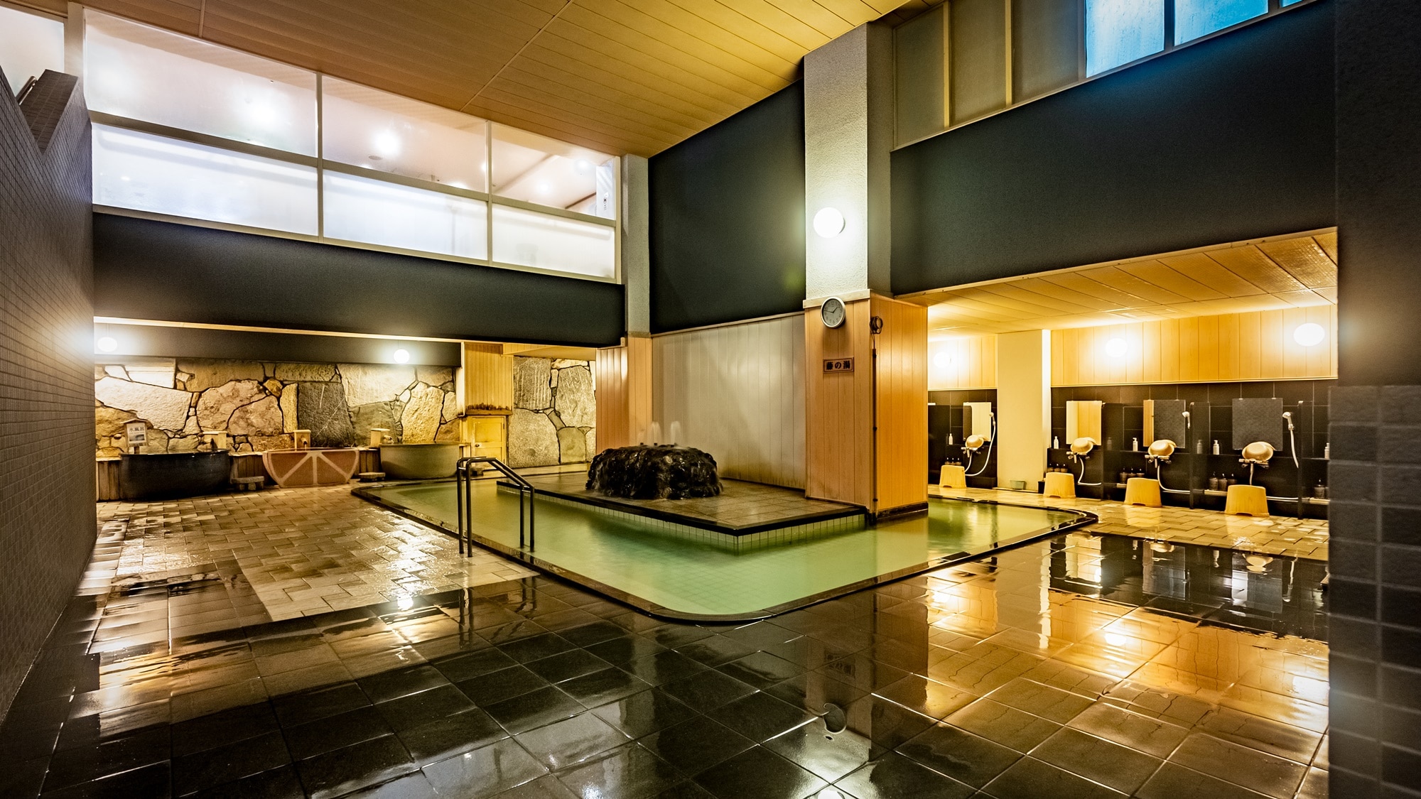 *[Large public bath - Yuzuki] Enjoy the historic Nanki Shirahama Onsen.