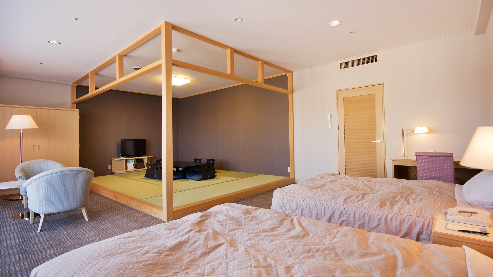 [Japanese-Western room] Relax in a relaxing space that combines Japanese and Western styles.