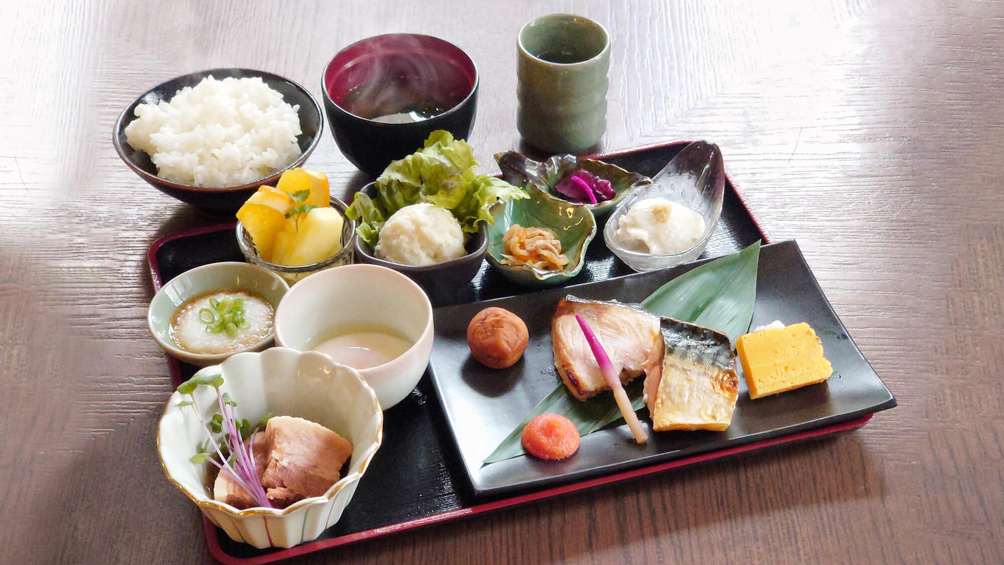 [早餐] <日本料理> 我們有日式和西式的盤子，您可以根據自己的口味選擇。