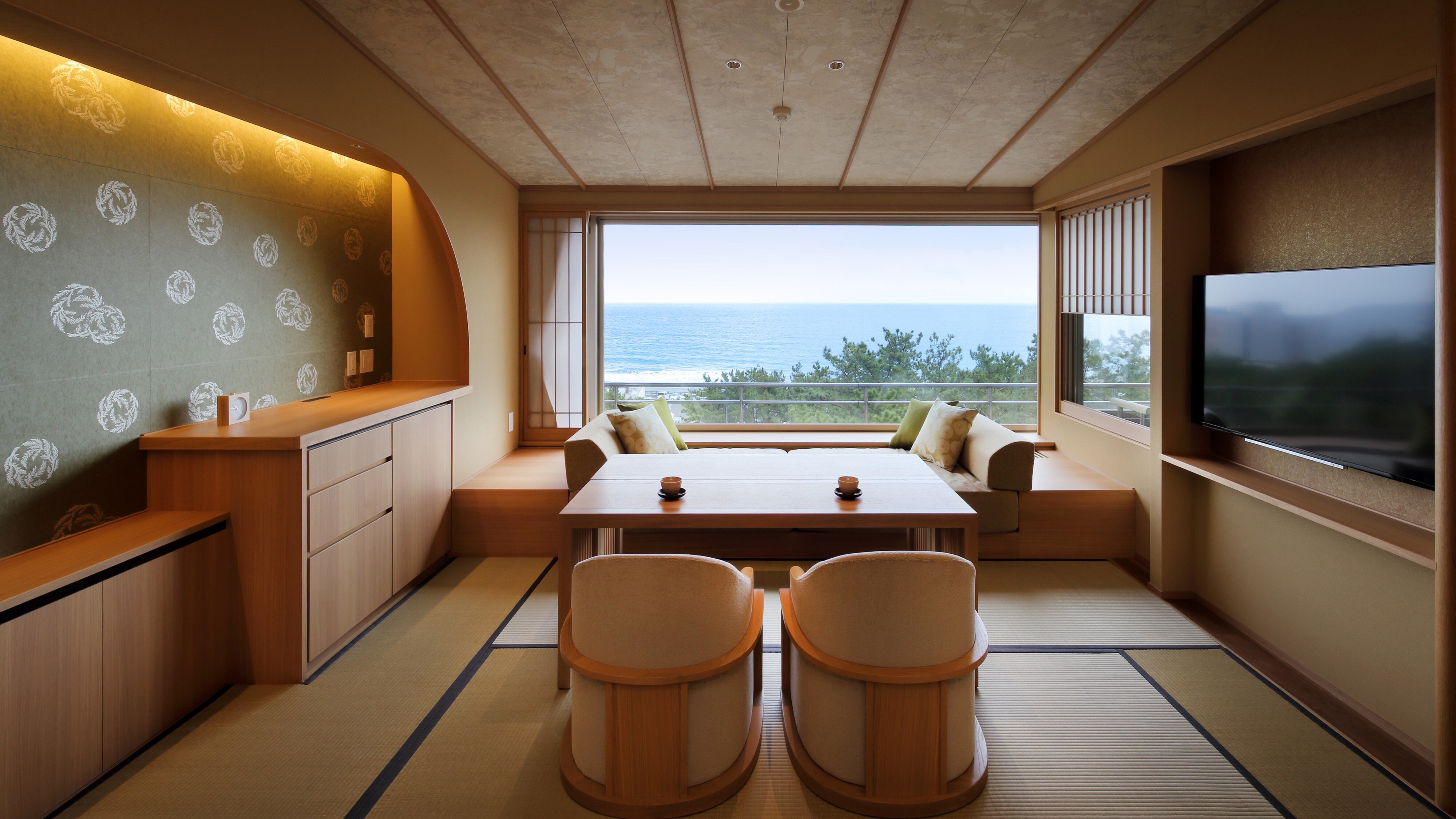 BARU: Kamar bergaya Jepang-Barat dengan pemandian air panas semi-terbuka (ruang makan + tempat tidur TW) [6F] (gambar jenis makan di sisi jendela)