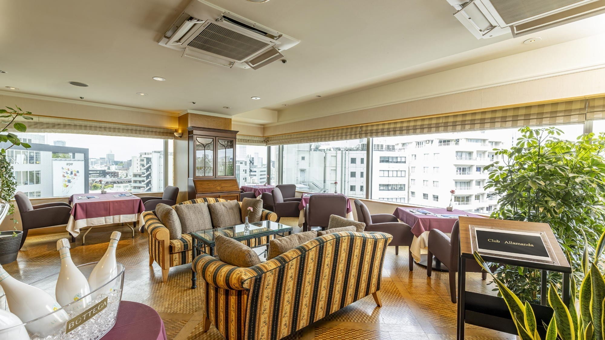 ◆ 클럽 라운지 | 소음을 잊고 평온함에 싸이는 한 때