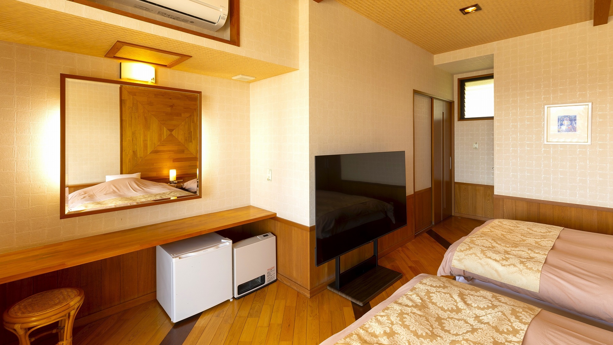 [2-story Japanese-Western style room] “Kikyou, Walnut, Red plum, Amber”