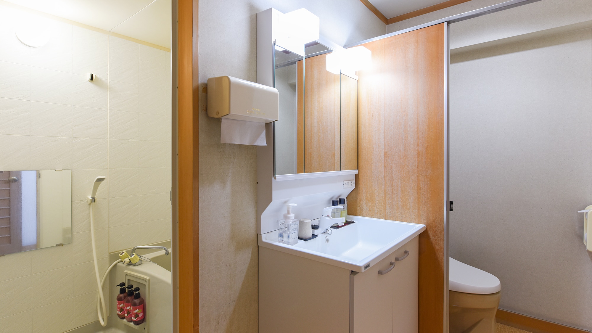 *[Bathroom + washbasin + toilet in the room] The washrooms on the 2nd and 3rd floors are shared by 16 tatami mat Japanese-style rooms and have a similar layout.