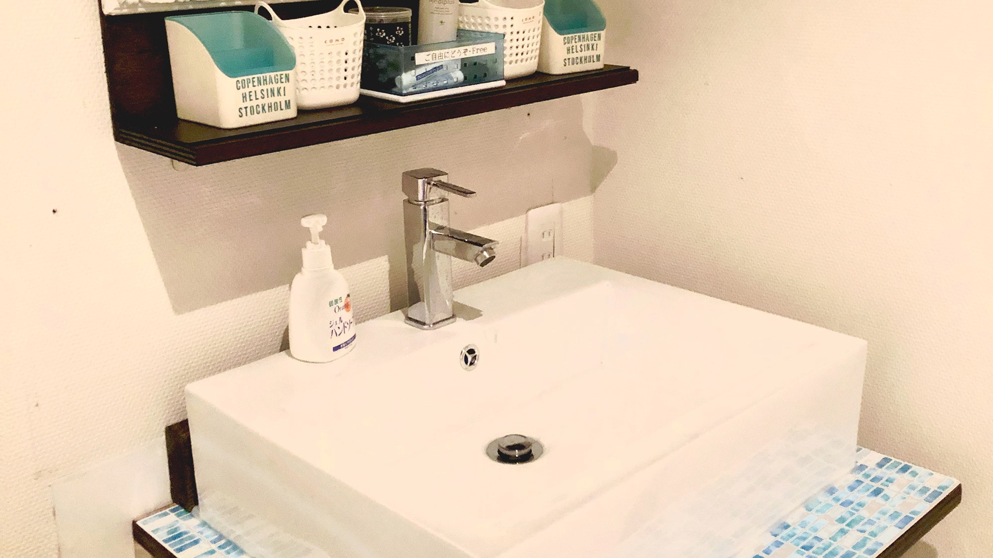 ・ The bath, washbasin, and toilet are shared by the inn.