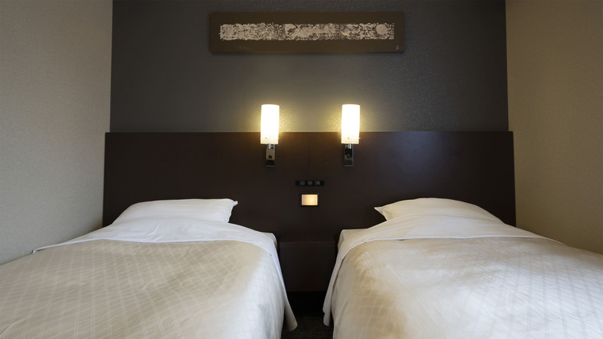 Cozy Twin/Ladies Floor: A magnifying mirror for makeup and a jewelry tray are also provided.