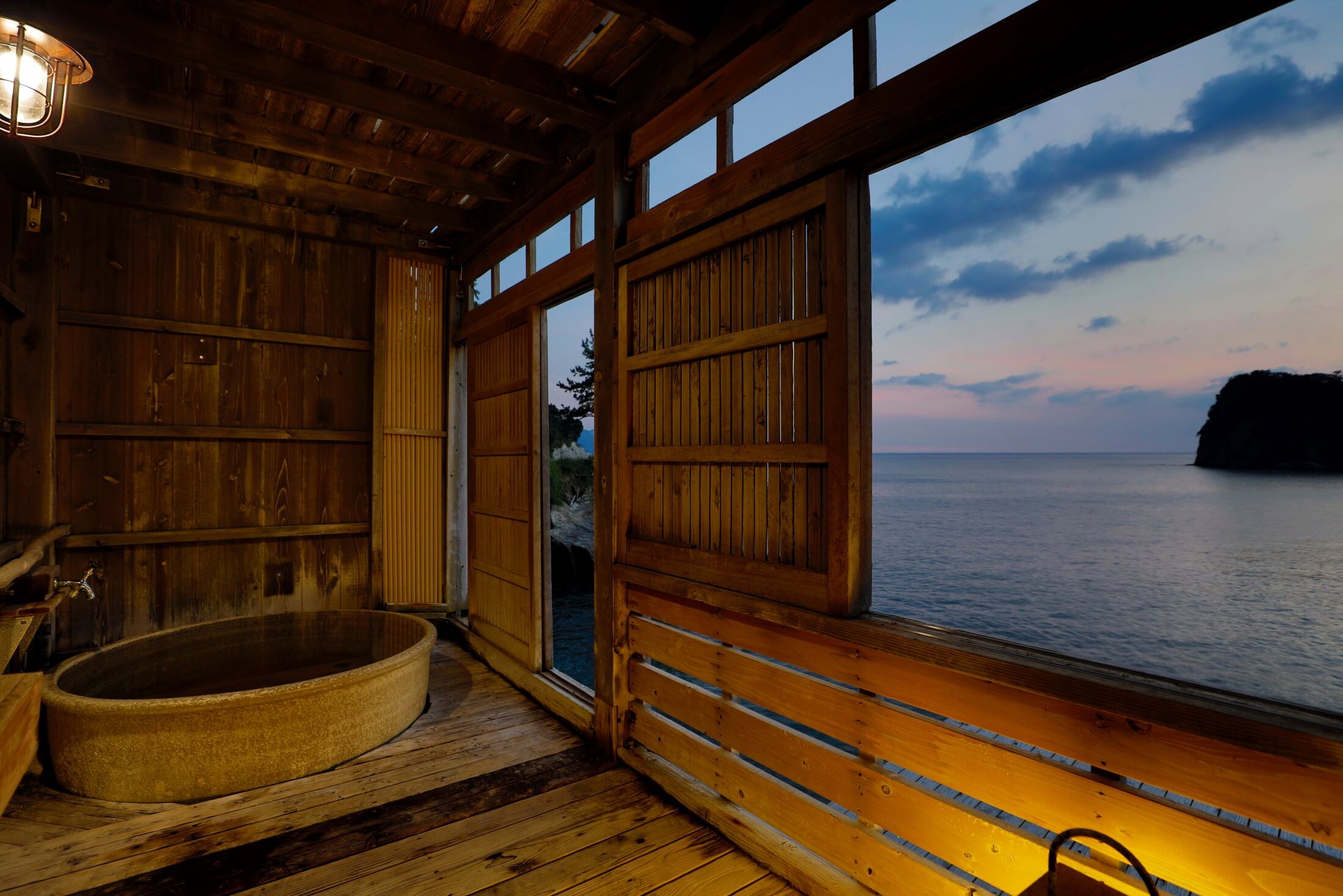 Private bath [Enman] | Perfect for couples to enjoy a bath together. Enjoy a special time just for the two of you at dusk.