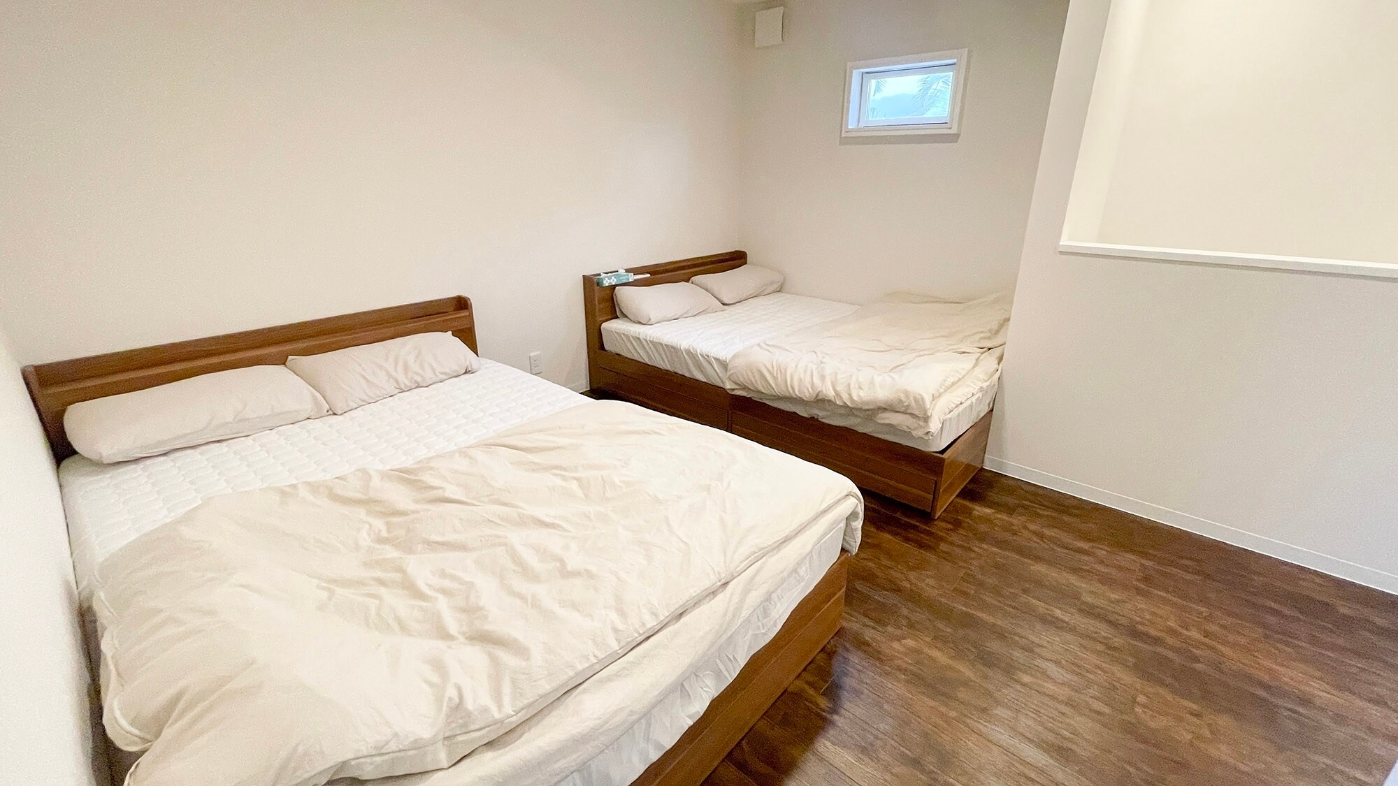 ・[Building A/Bedroom] A bright room with a white base. Two double beds are permanently installed, and an extra bed can also be installed.