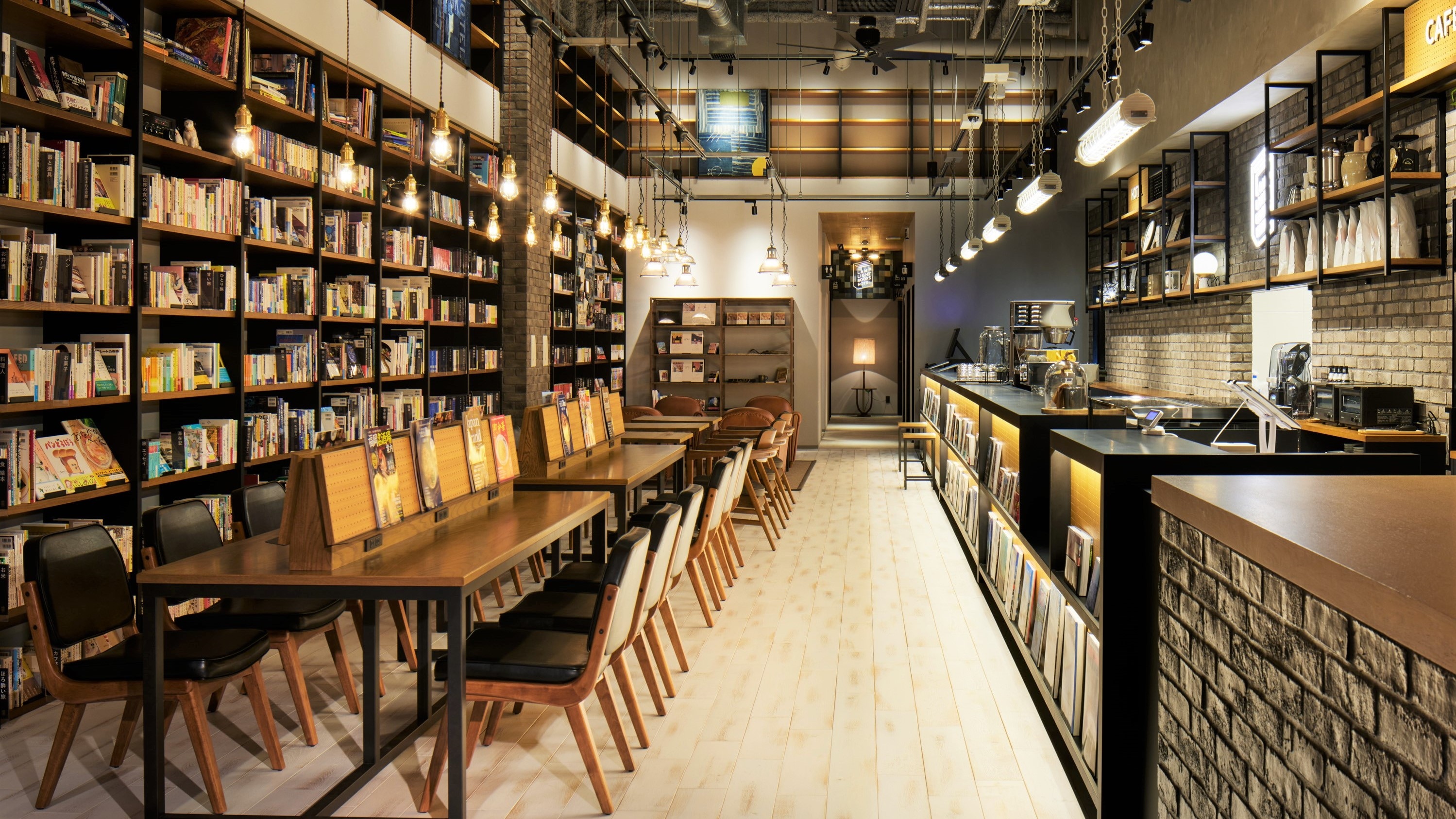  【ランプライトブックス/ランプライトブックスカフェ】 店内