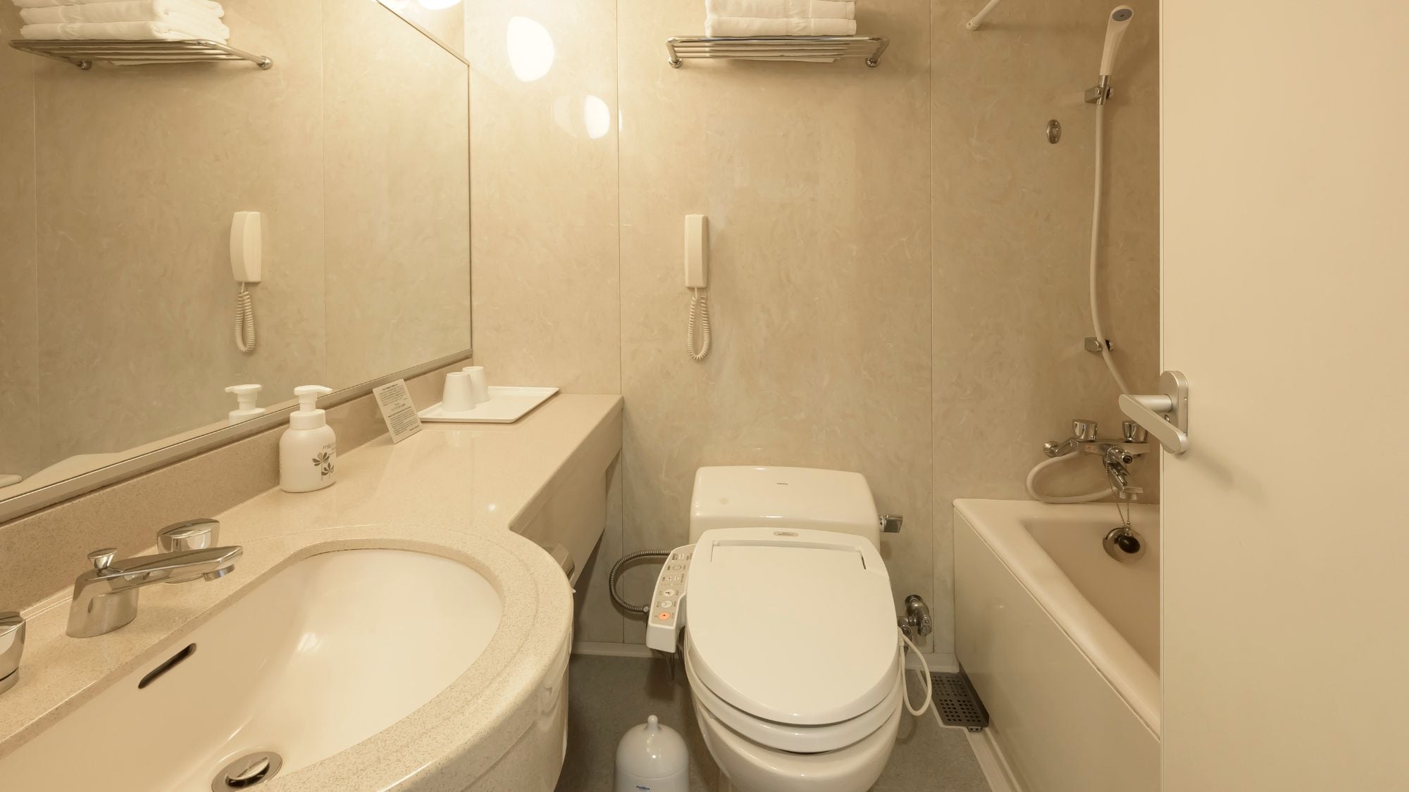 [Toilet and bathroom space in guest rooms]