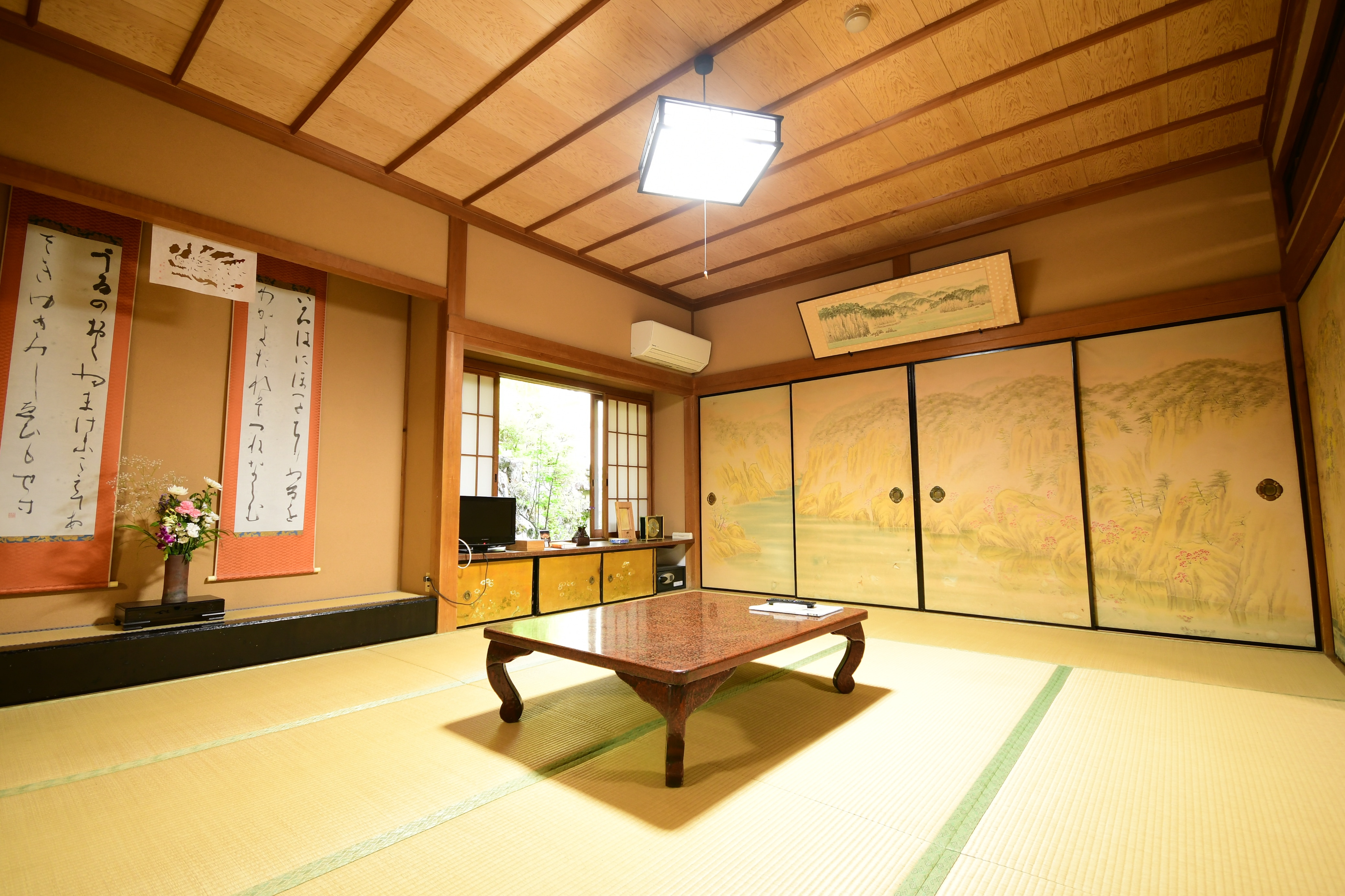 Example of a 14 tatami Japanese-style room facing the garden (with air conditioning and Wi-Fi)