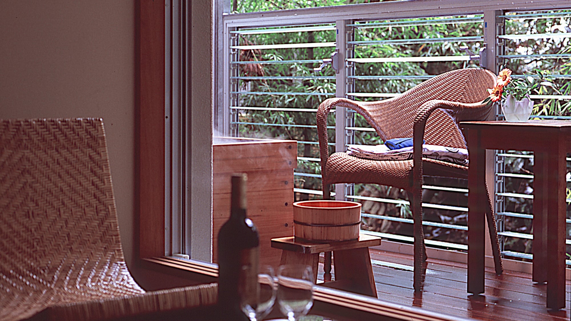 客房內設有檜木製成的源泉直供露天浴池（例）