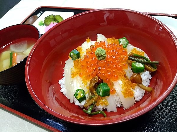 [多少魷魚生魚片碗]早餐可以從4種套餐中選擇♪這是函館獨有的菜餚。