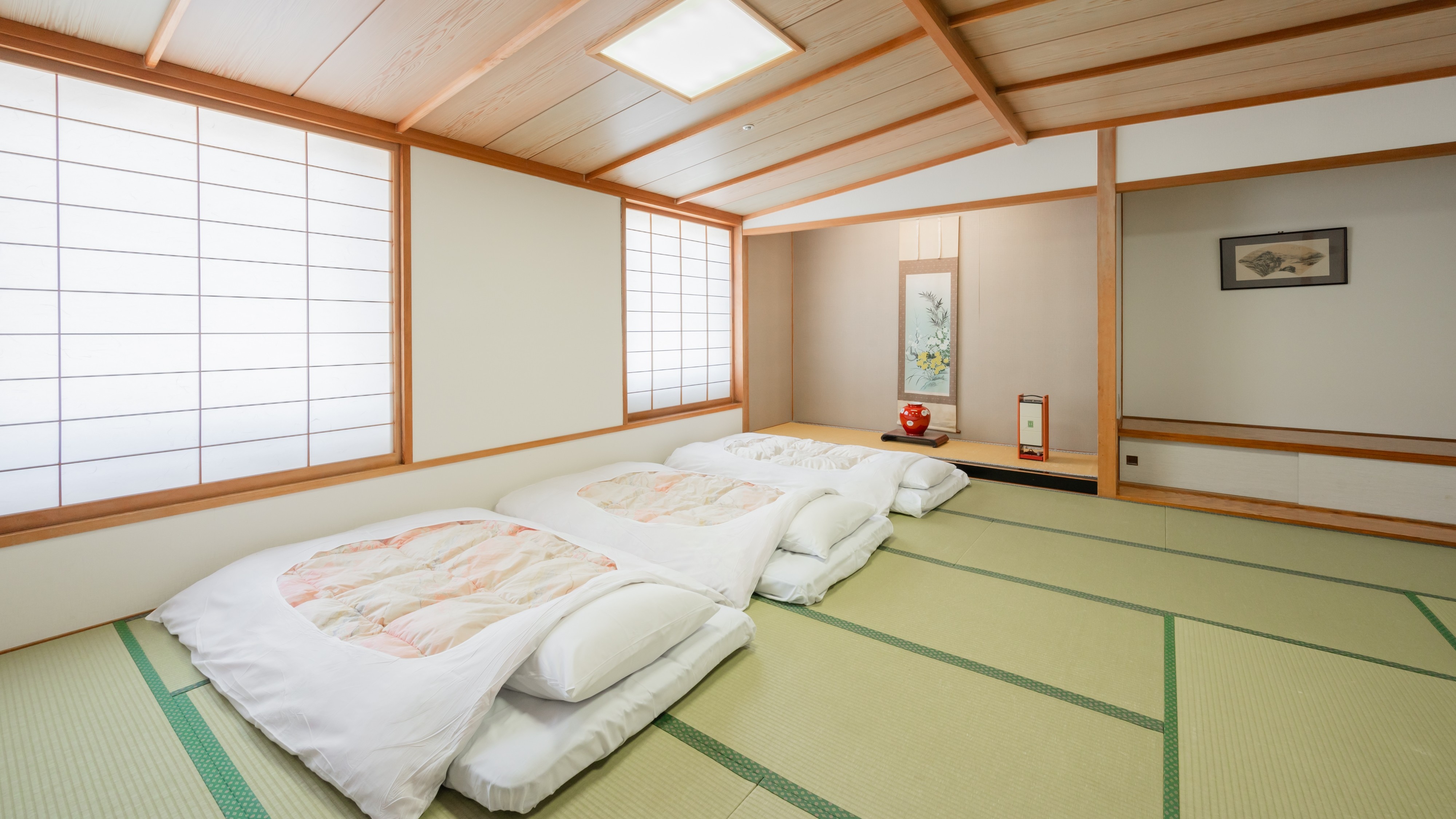 Japanese-style room (44㎡) can accommodate up to 6 people