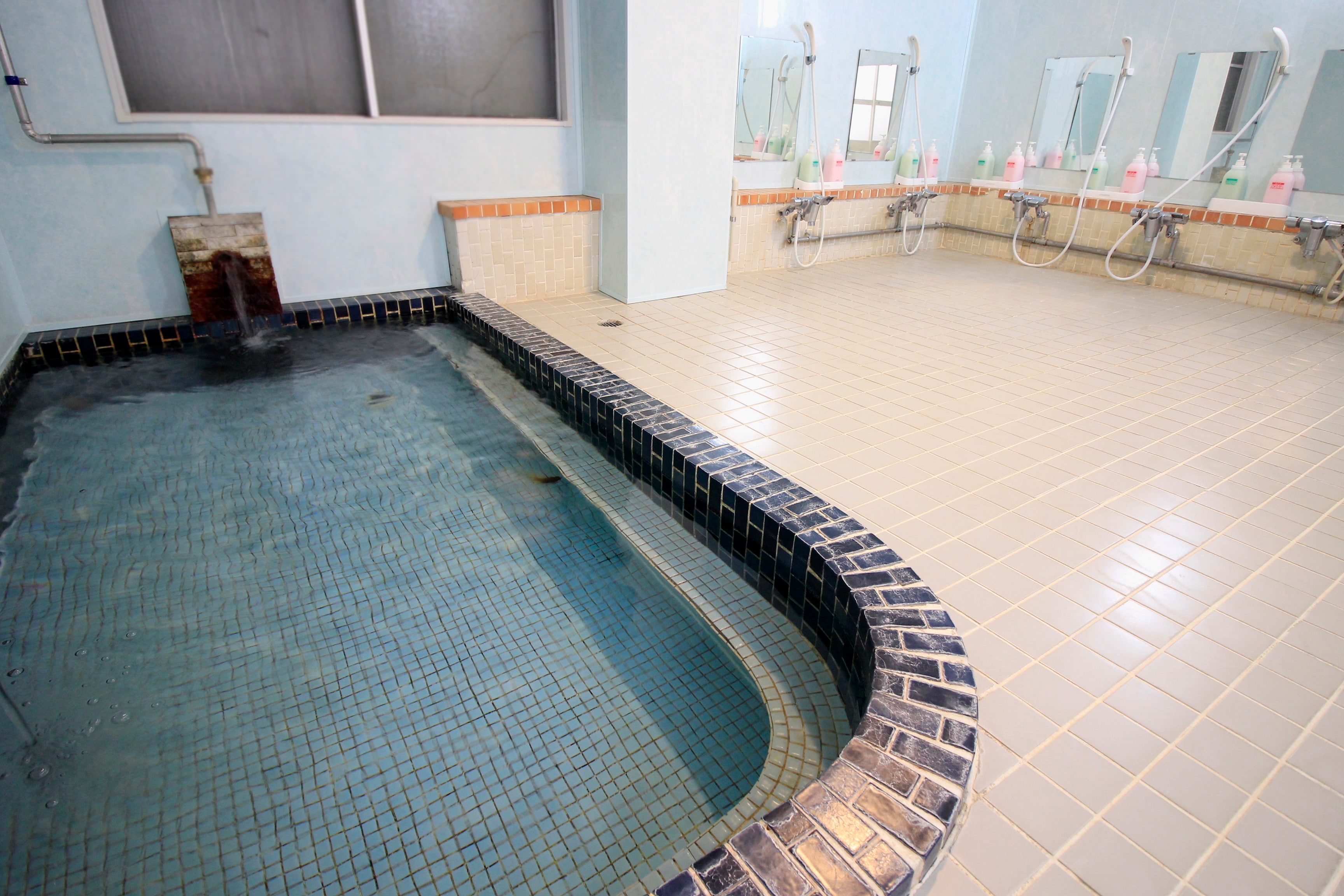 The large public bath is an artificial hot spring that uses the medicinal stone "Komyoseki." You can bathe until 8am.