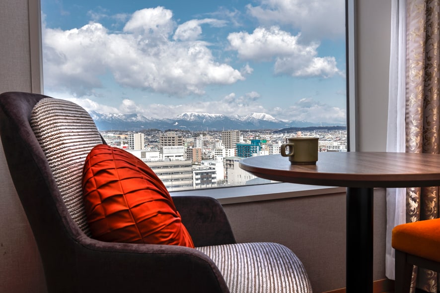 [14th floor] View: Mountain side