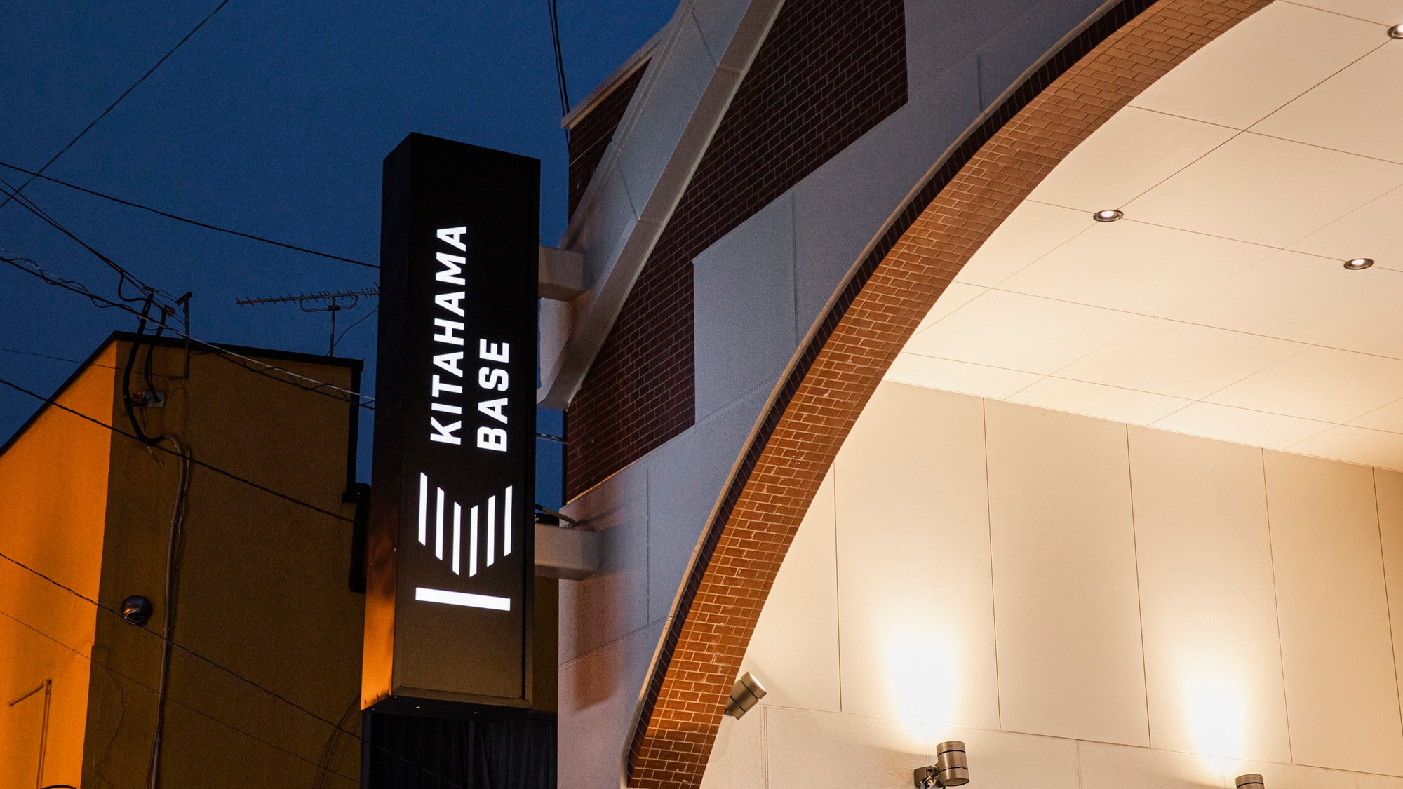 [Exterior] KITAHAMA BASE: A multi-purpose spot where you can enjoy food, hot springs, and lodging