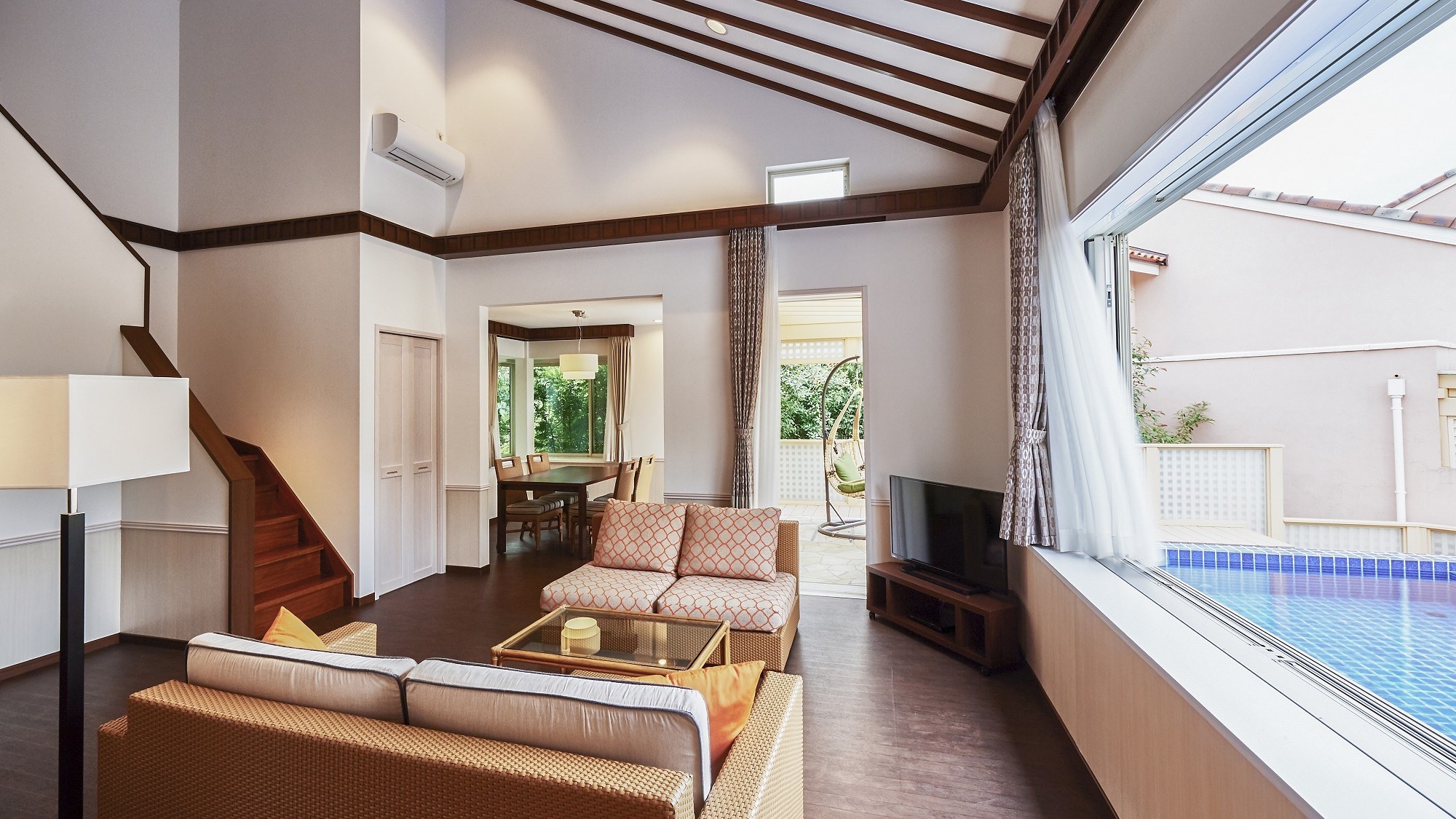 [Aqua Terrace Royal Pool Suite] Private pool can be seen from the living room