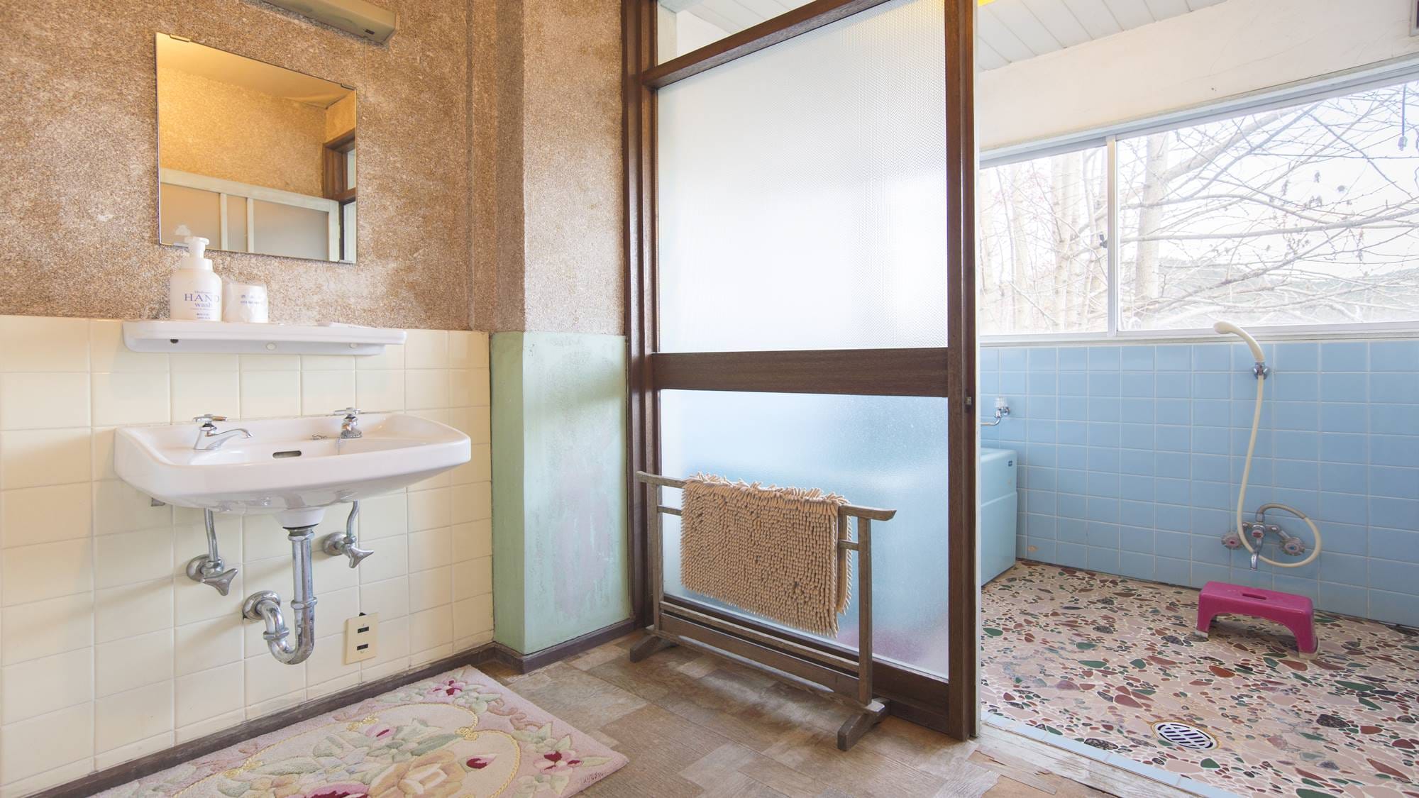 * [Room (Japanese-style room with 10 tatami mats and bathroom)] There is a separate washbasin that is easy to use.