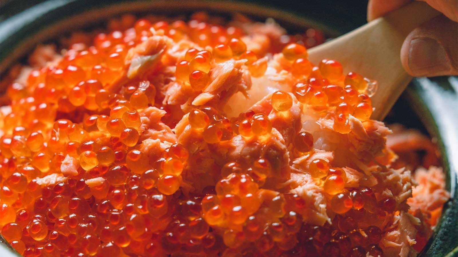 Sanin salmon and salmon roe in clay pot rice