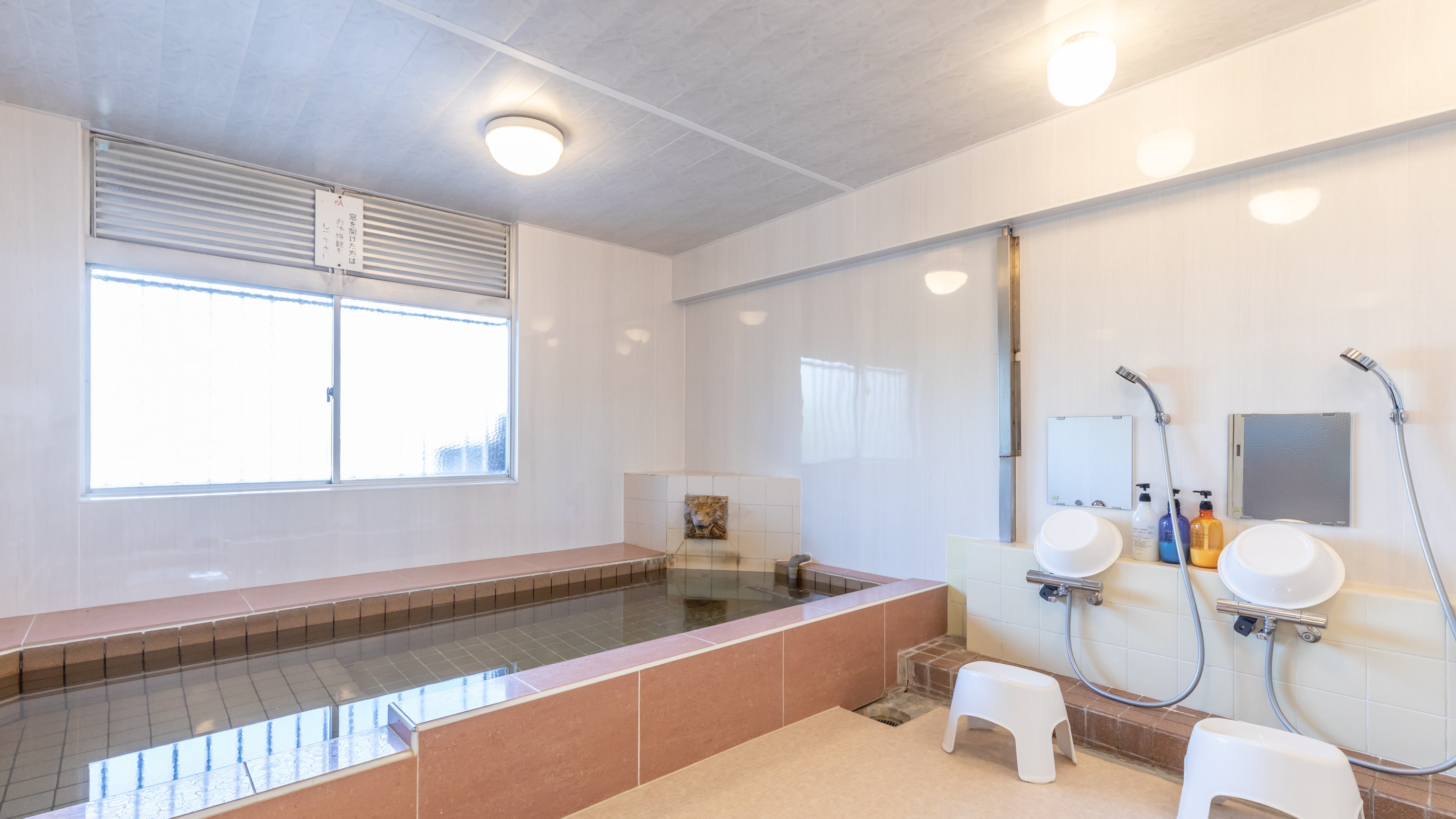 Large public bath (women's bath)