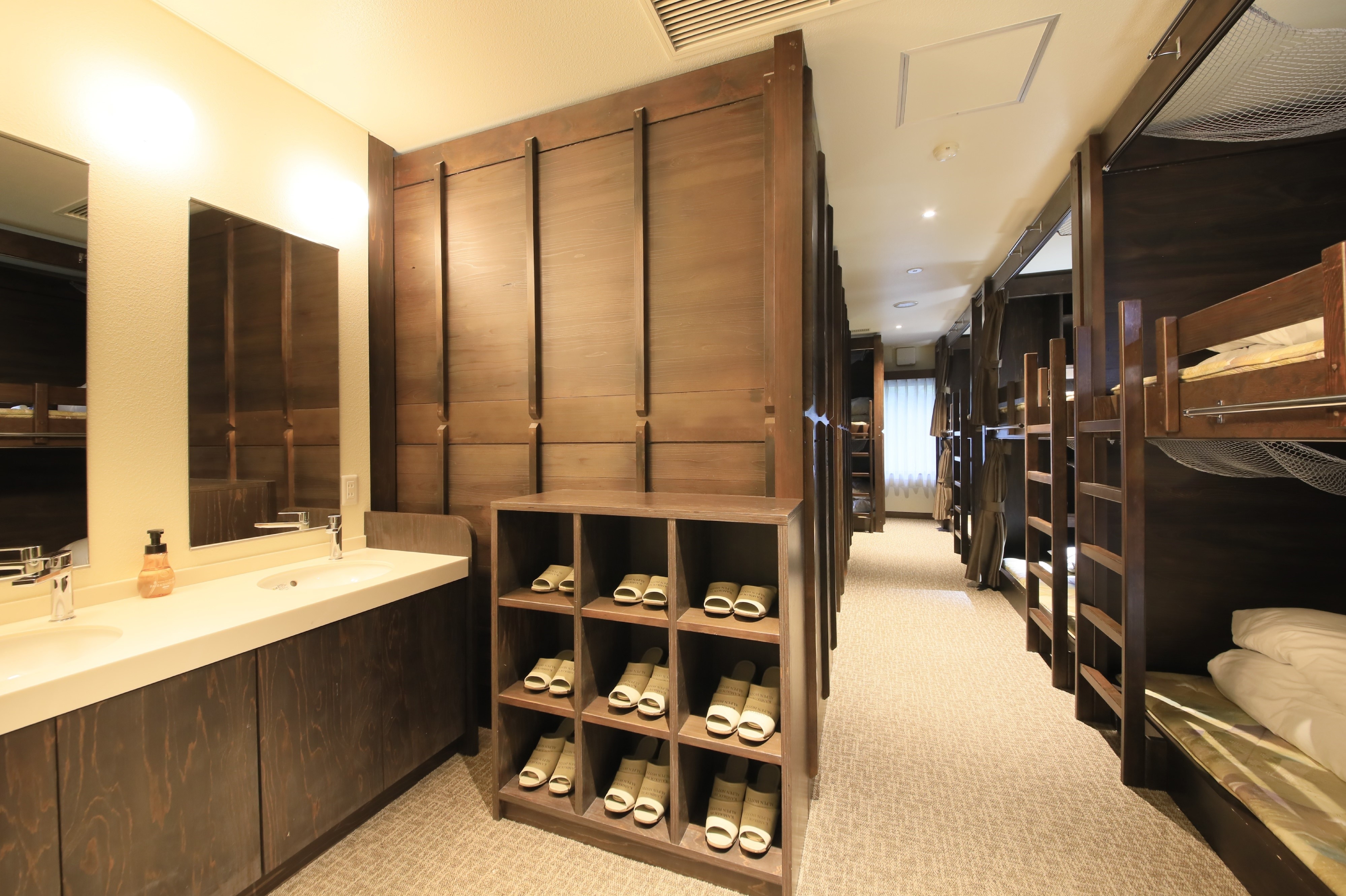 Separate rooms for men and women that even women can stay with peace of mind