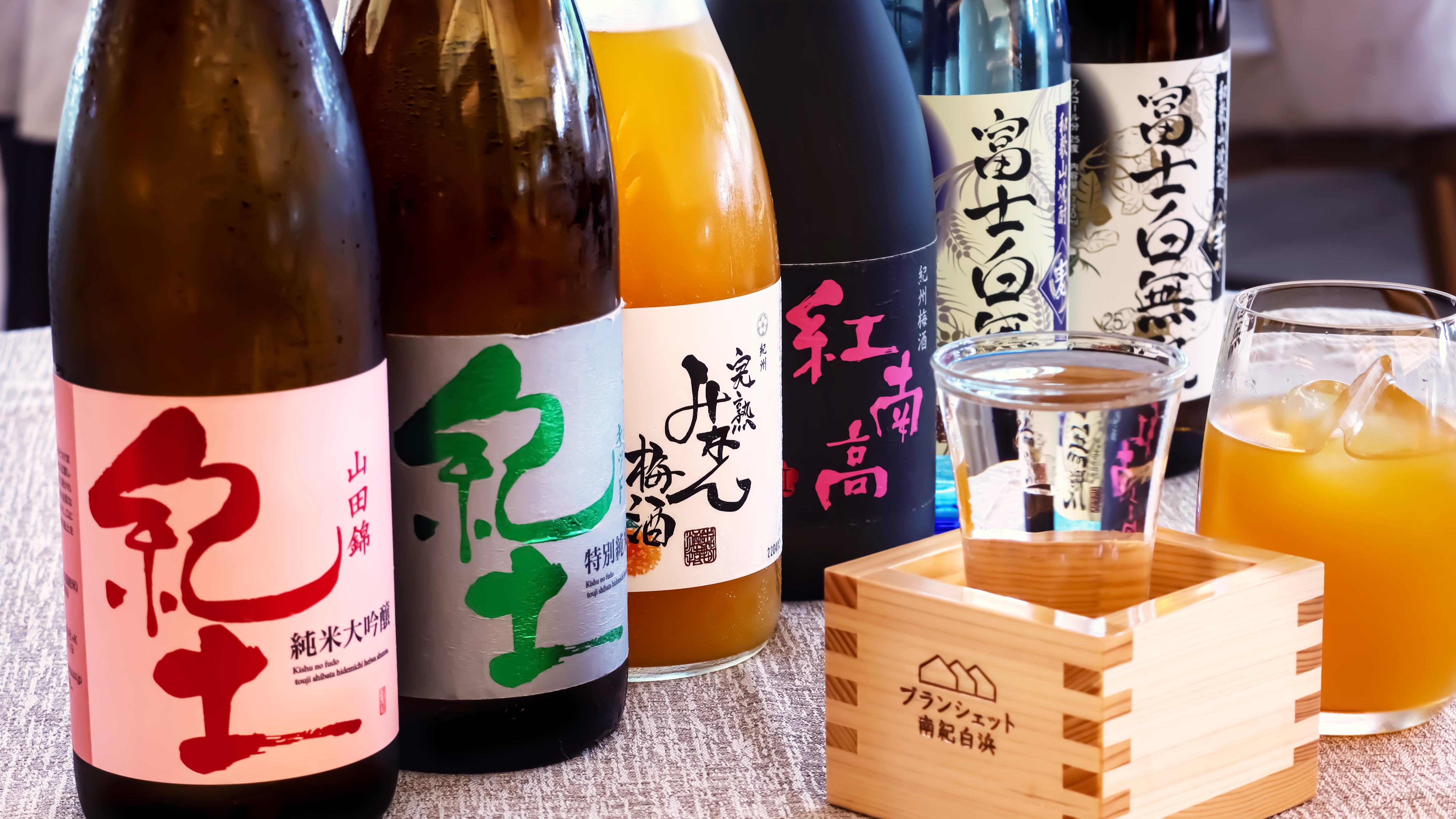 Enjoy all-you-can-drink of the famous Wakayama local sake.