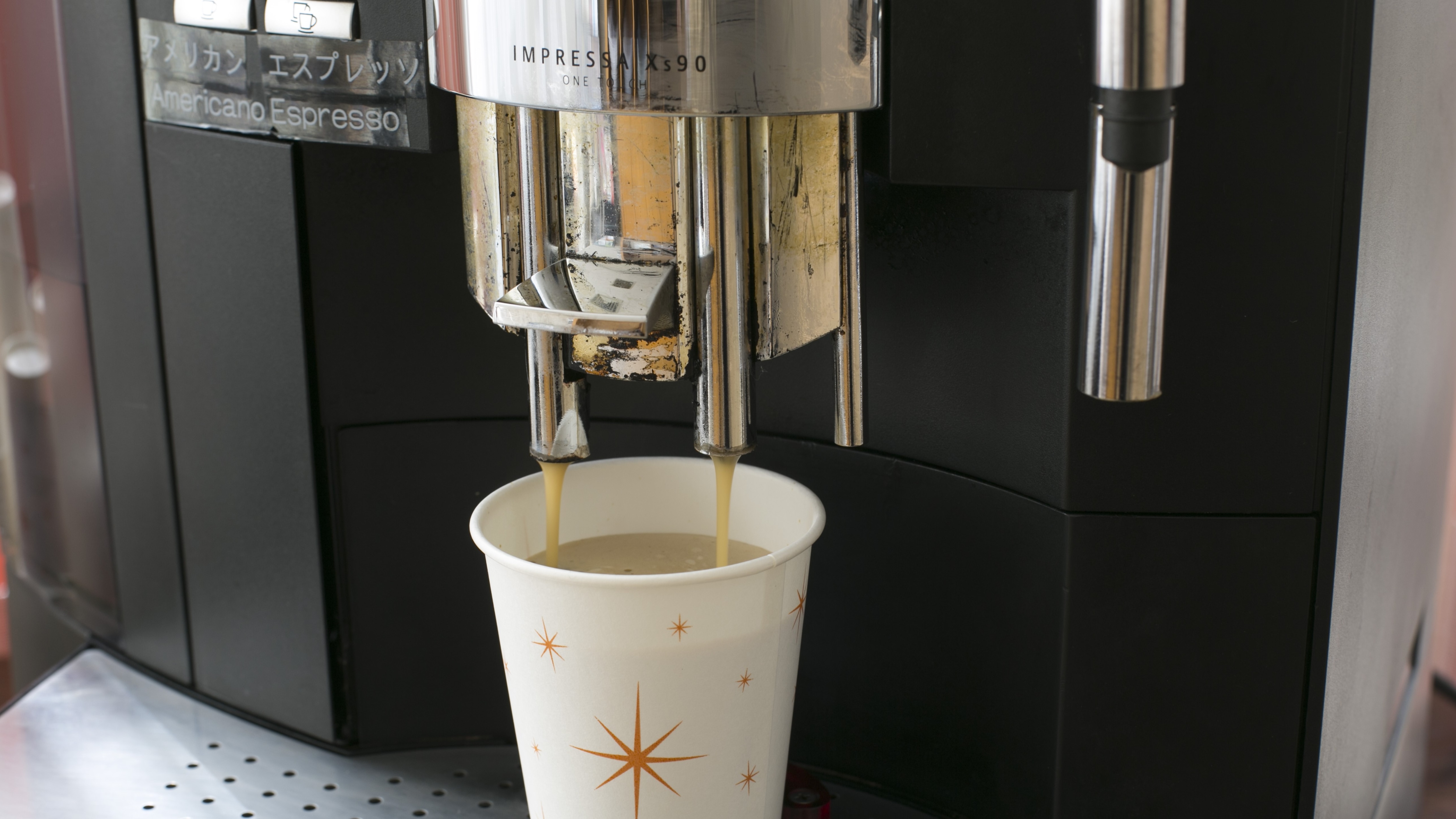 15:00 至 24:00 期间，您可以无限次享用迎宾咖啡。您还可以将它带到您的房间！ ！