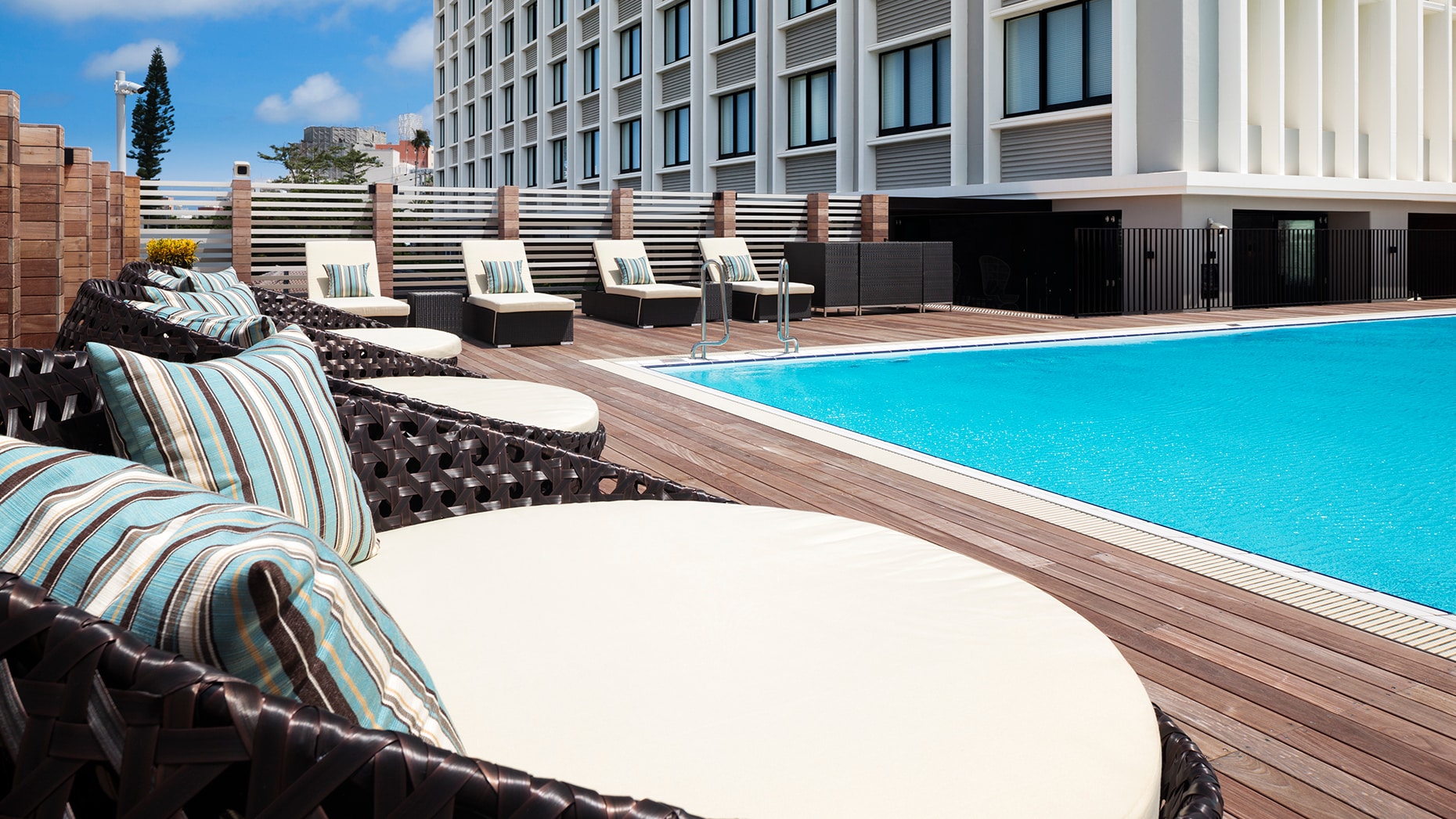 【泳池】在酒店3樓的室外泳池，您可以優雅地享受清涼。