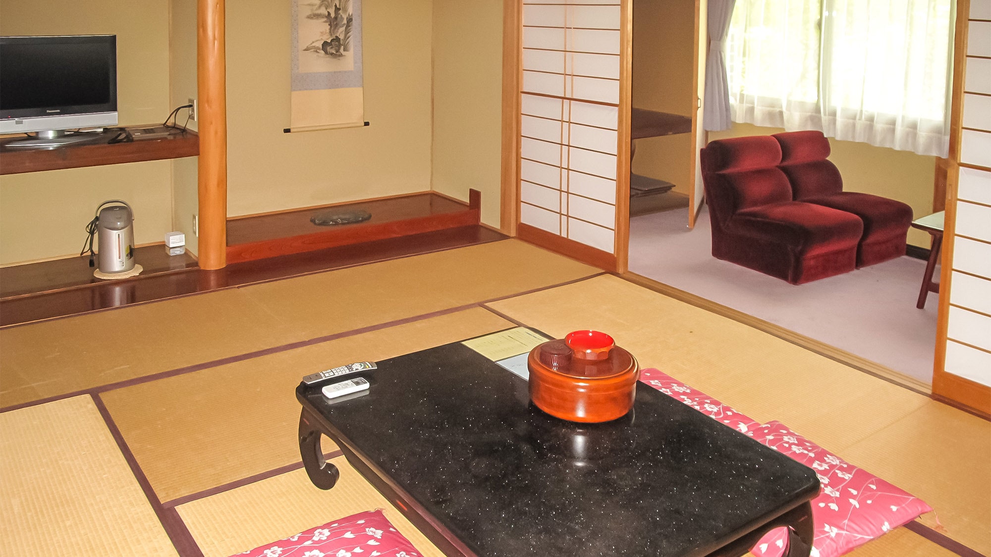 ・ It is a Japanese-style room that retains the good old appearance.