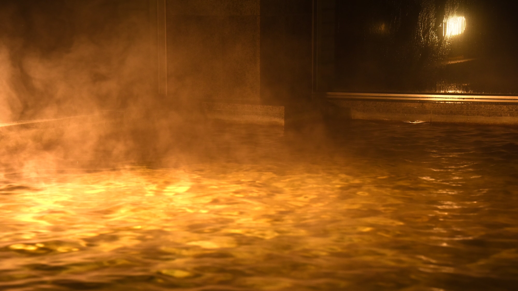 A natural hot spring that flows directly from the source. Please heal your tiredness with plenty of hot water.