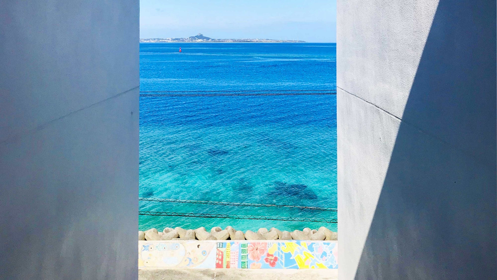 [Ocean view from the hotel stairs] The sea is in front of you ♪